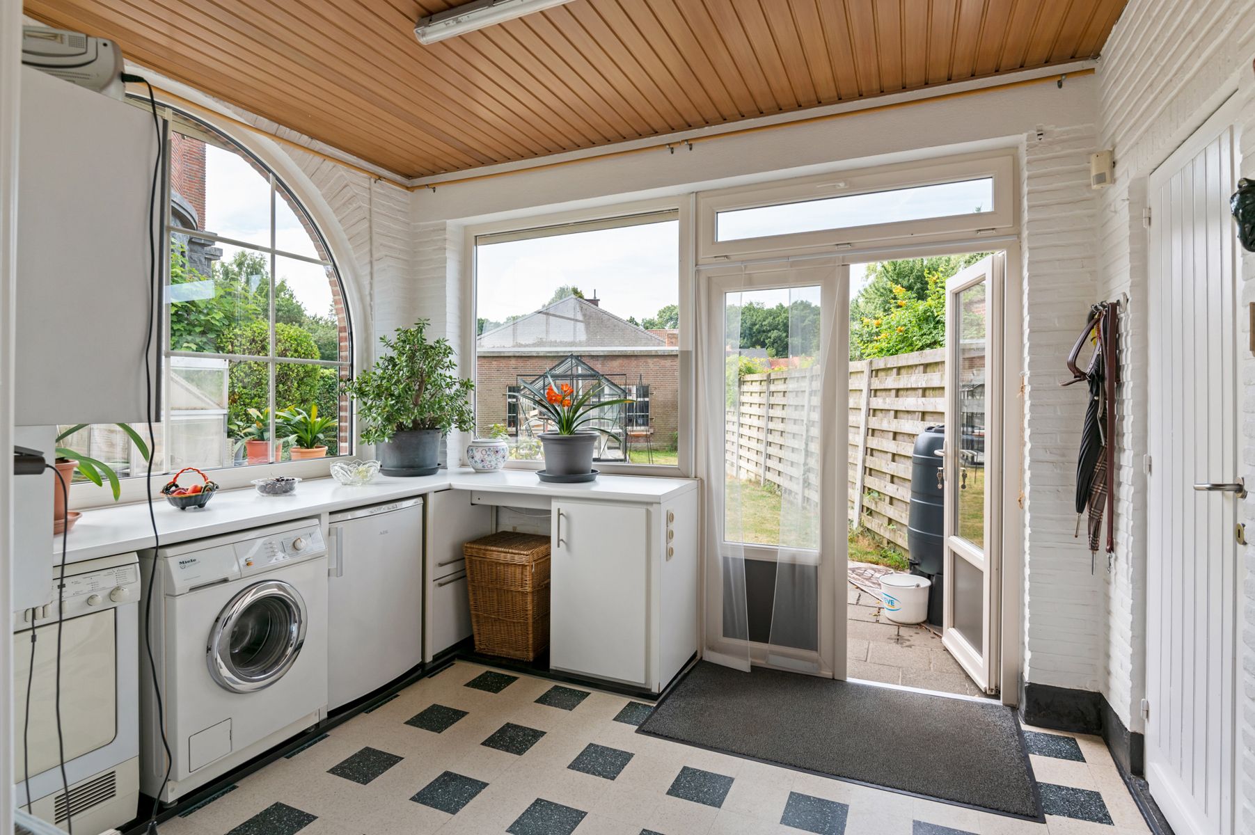 Woning met tuin en garage vlakbbij het centrum van Wijnegem. foto 10