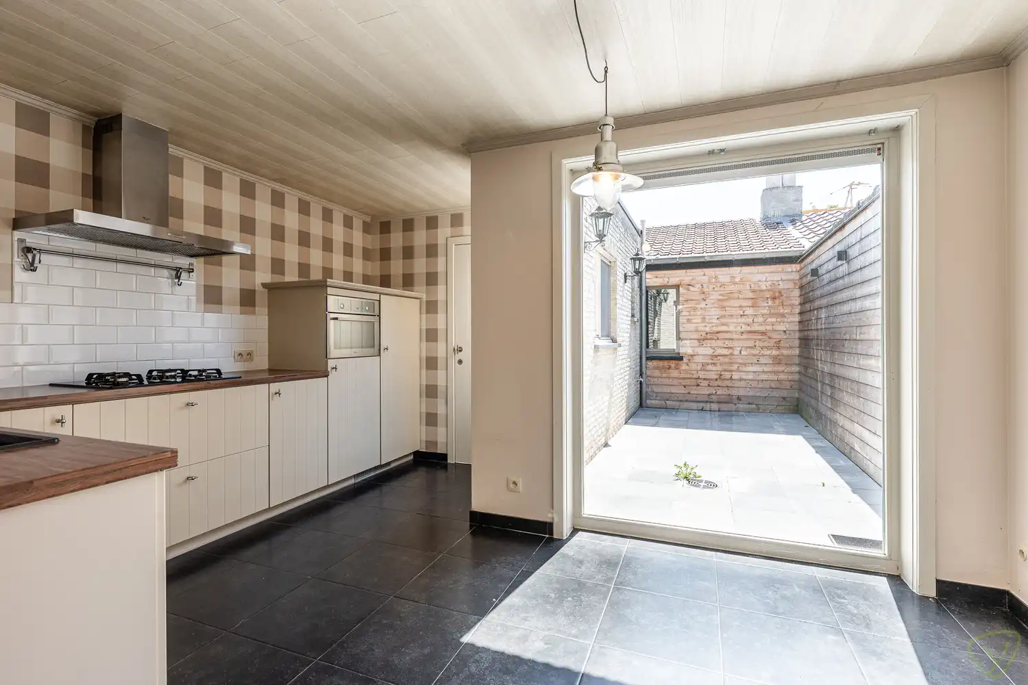 Gezellige instapklare woning met zonnig koertje in Eeklo! foto 8