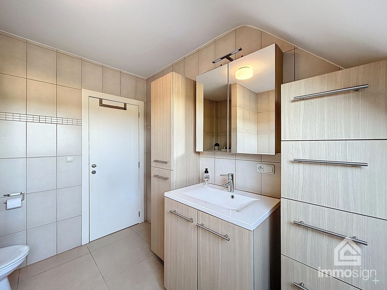 Instapklaar duplexappartement met 2 slaapkamers, heerlijk terras en een autostaanplaats foto 21