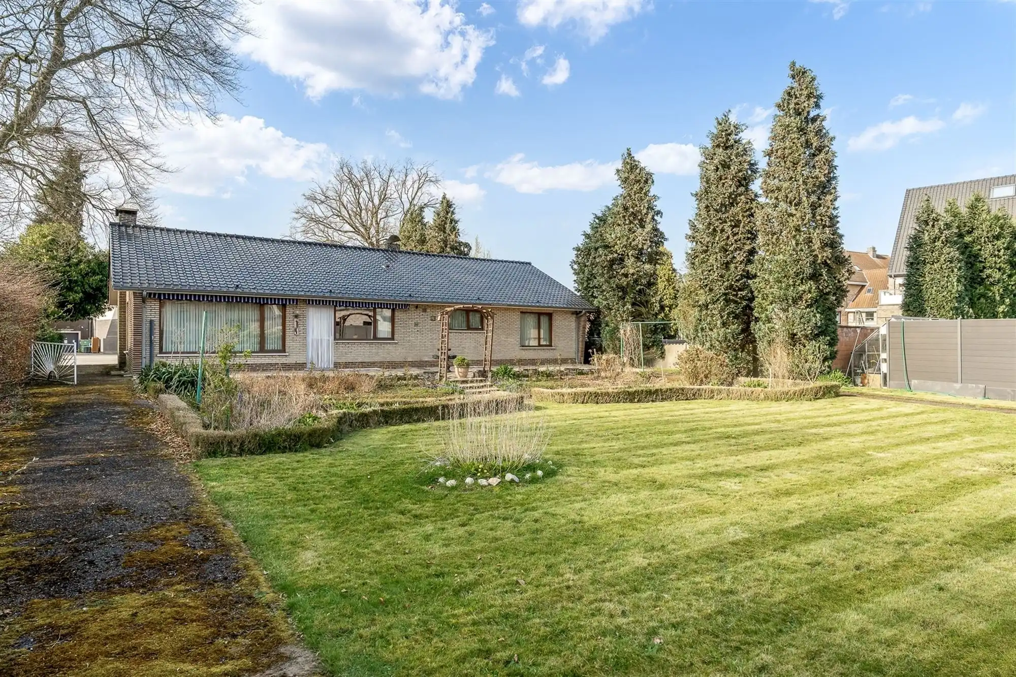 OP TE FRISSEN GELIJKVLOERSE WONING MET 3 SLAAPKAMERS OP EEN RUIM PERCEEL IN HET CENTRUM VAN OOSTHAM foto 23