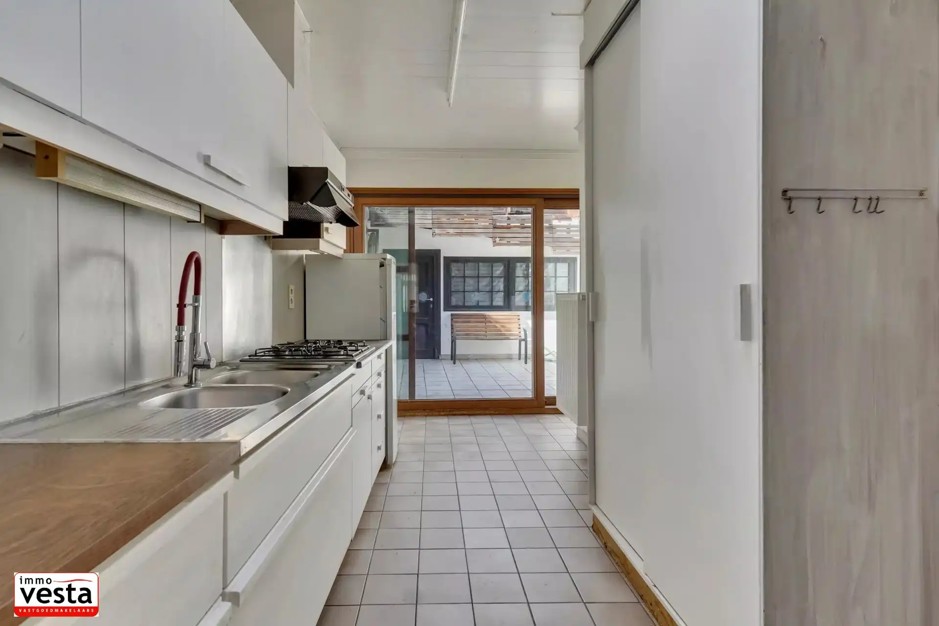 Op te knappen stadwoning op goede locatie foto 6