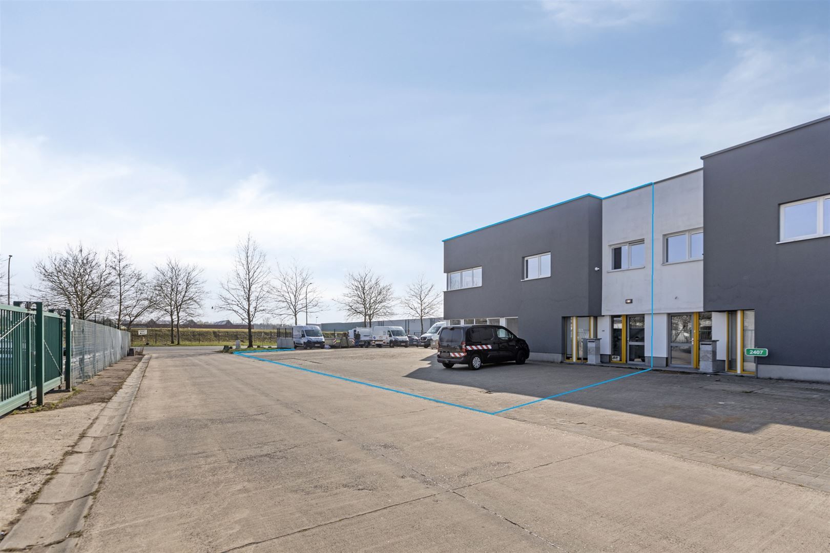 TE HUUR: Bedrijfsgebouw met kantoren te Houthalen! foto 2