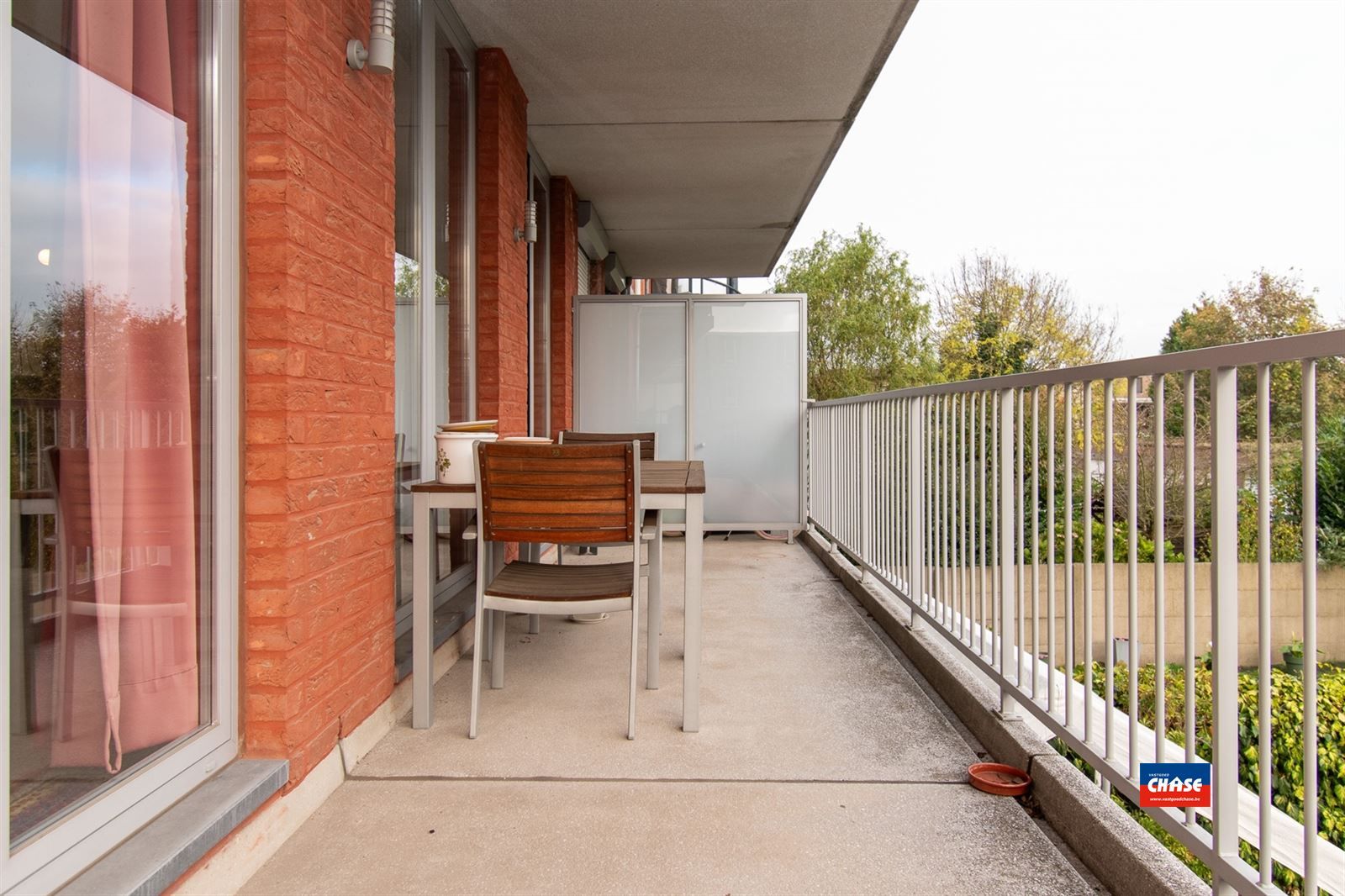 Zeer ruim appartement met 2 grote slaapkamers, mooi terrasen ondergrondse autostaanplaats foto 4