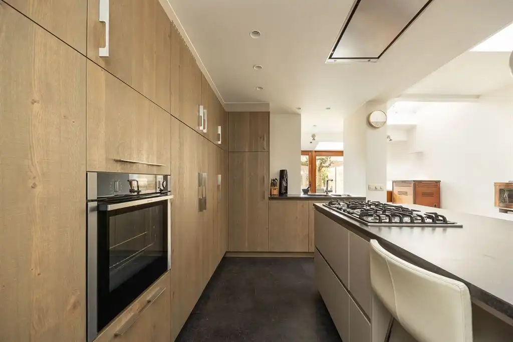 Ruime gezinswoning in rustige, residentiële buurt foto 4