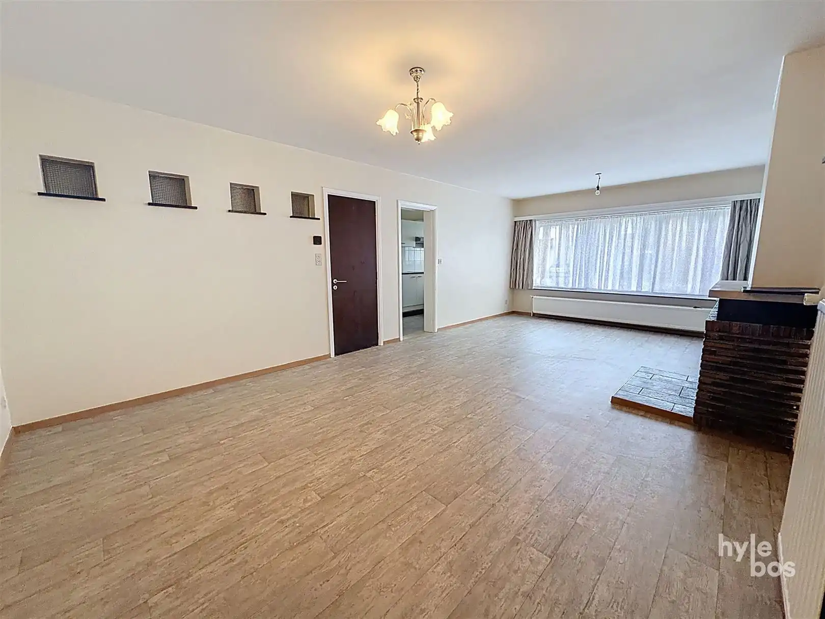 Gerenoveerd 2 slaapkamer appartement met garage foto 3