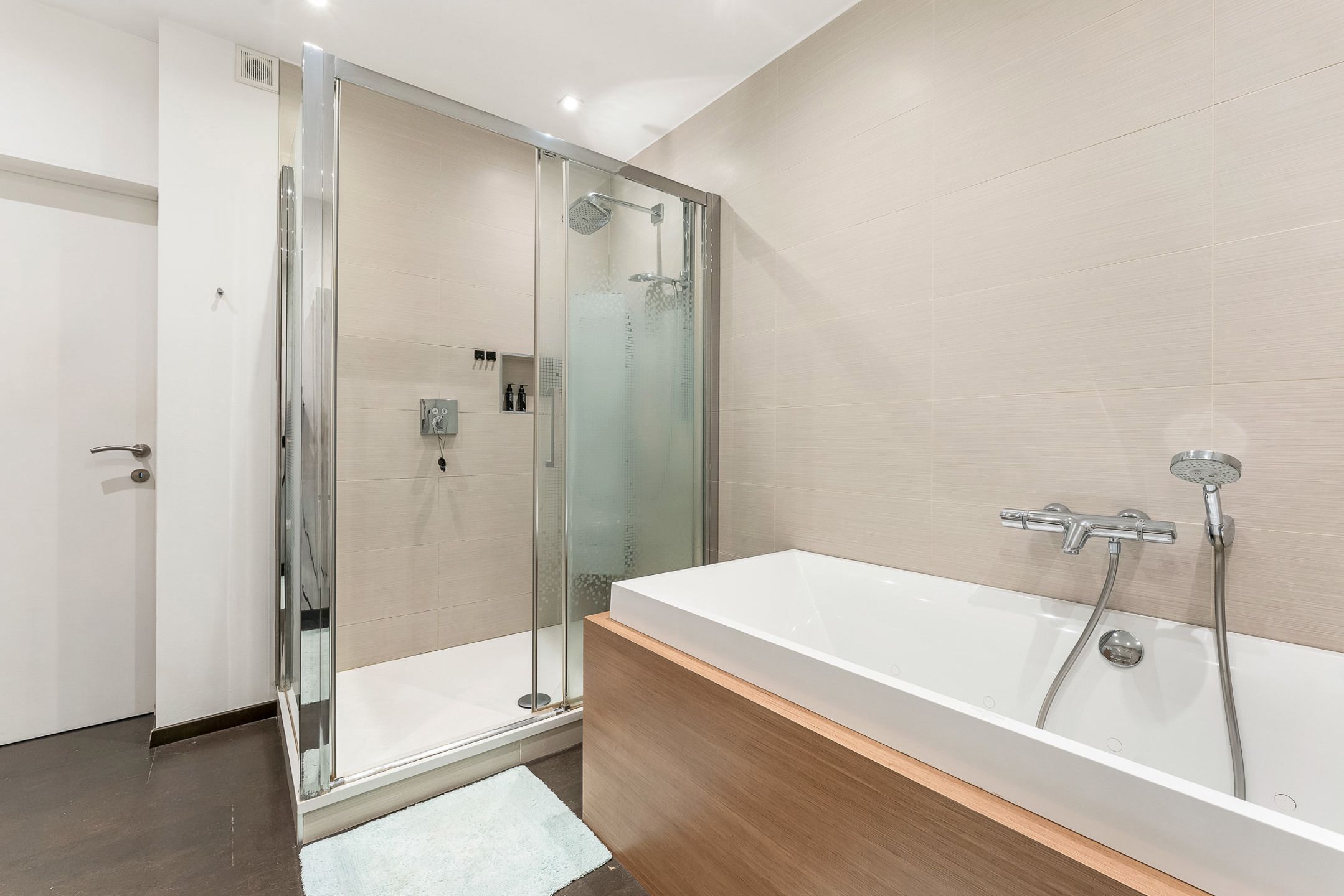 Exclusieve woning met zwembad en elegante tuin foto 24