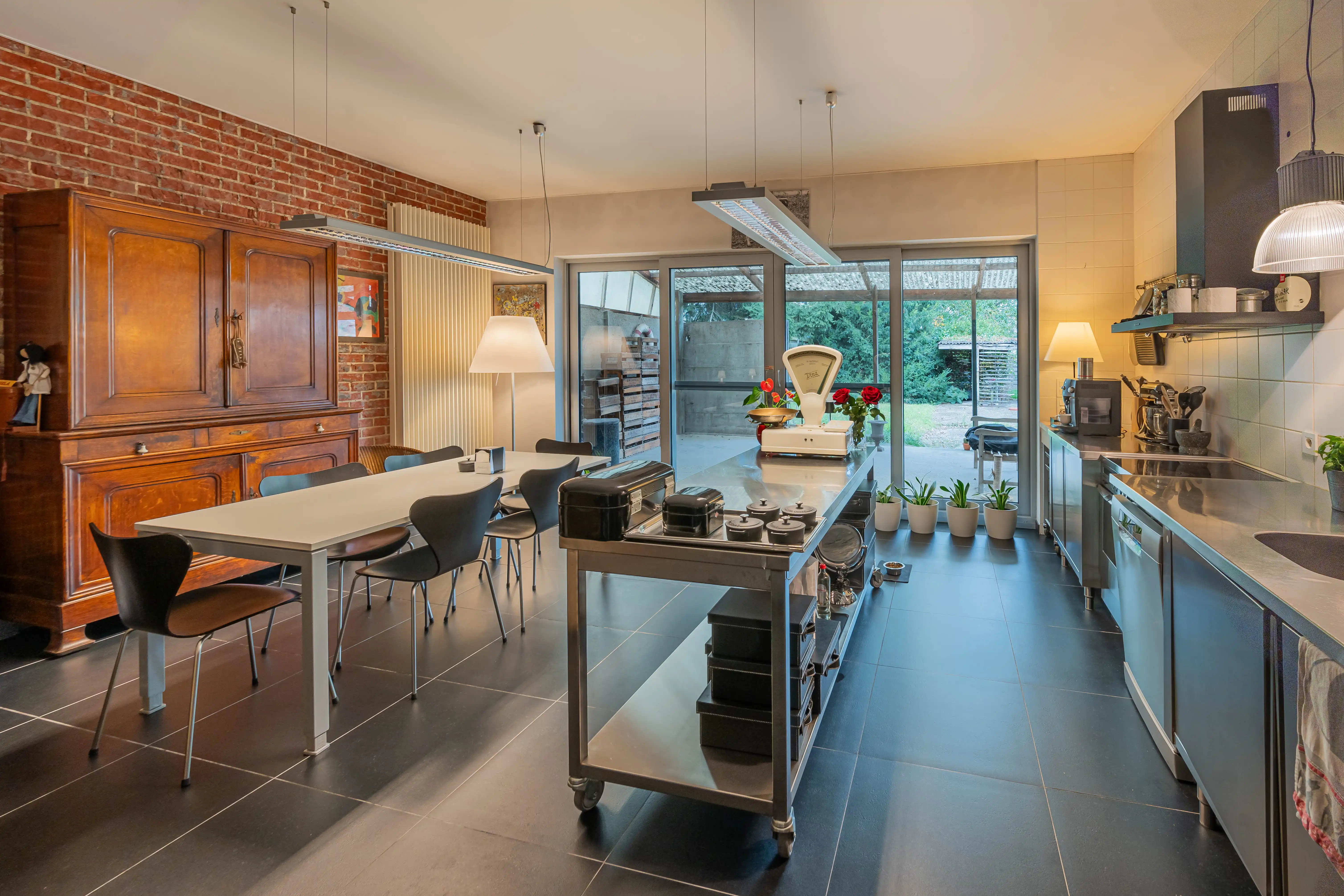 Ruime woning met 5 slaapkamers, inpandig magazijn en tuin foto 2