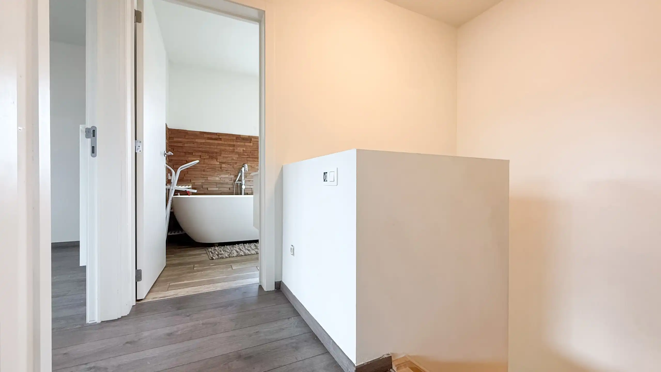 Recente halfopen woning met 3slpks, veranda en ruime tuin! foto 16