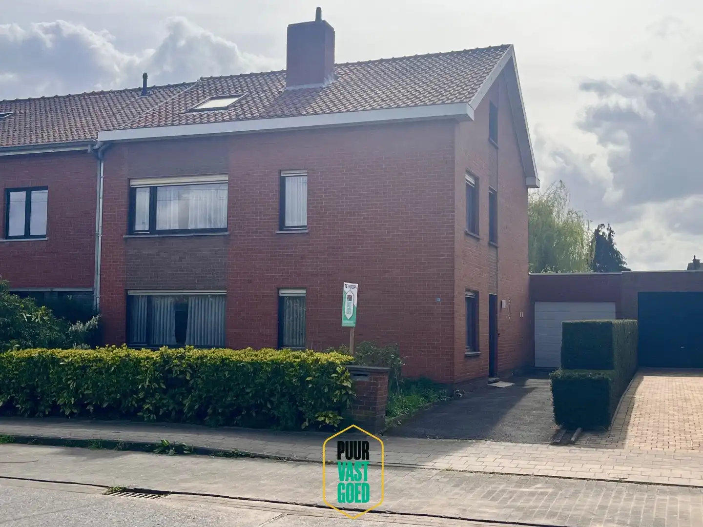 Bijzonder ruim halfopen huis op 5 are grond met toffe zonnige tuin + garage  foto {{pictureIndex}}