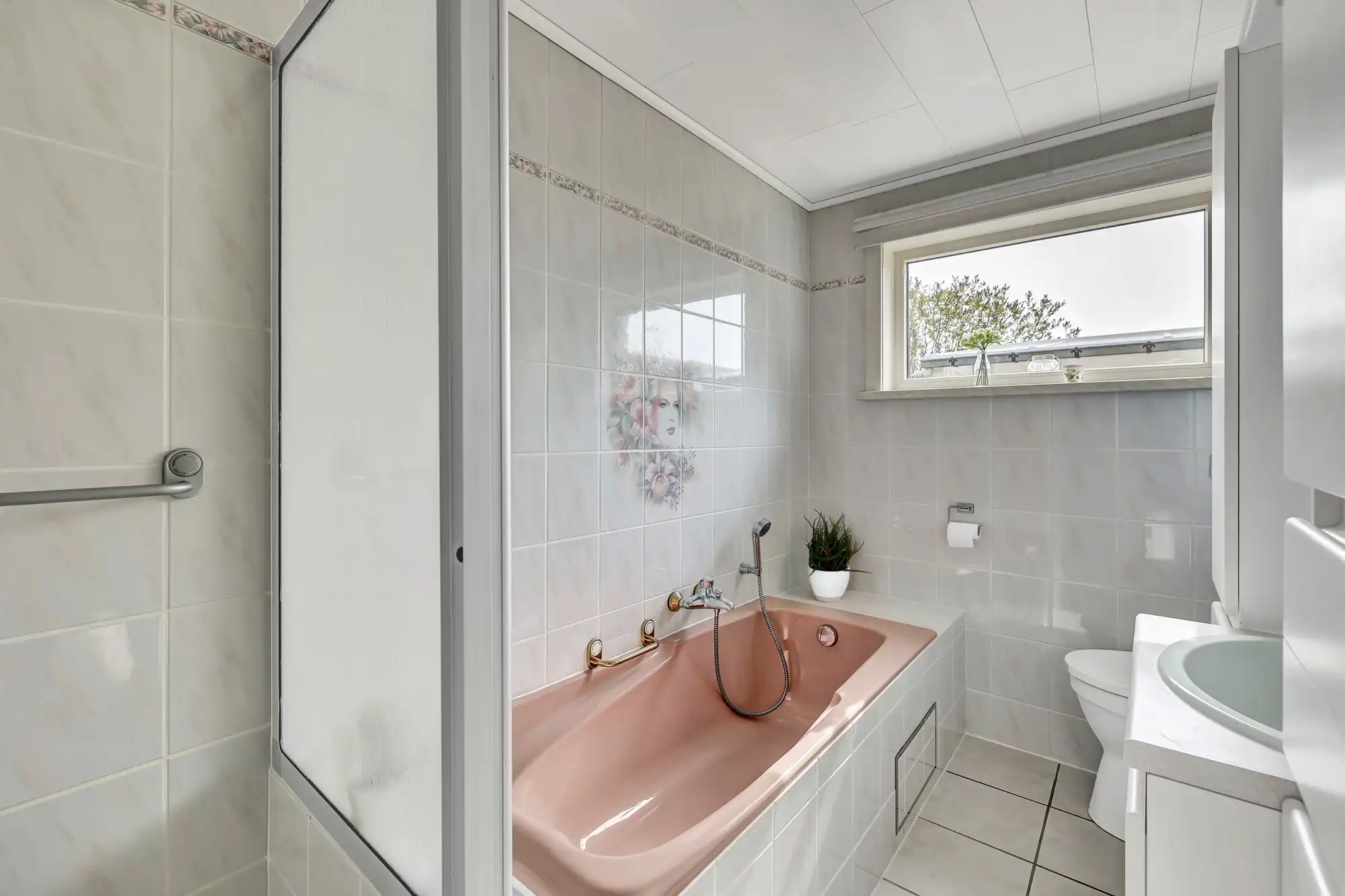 Goed onderhouden woning met garage op strategische locatie foto 11