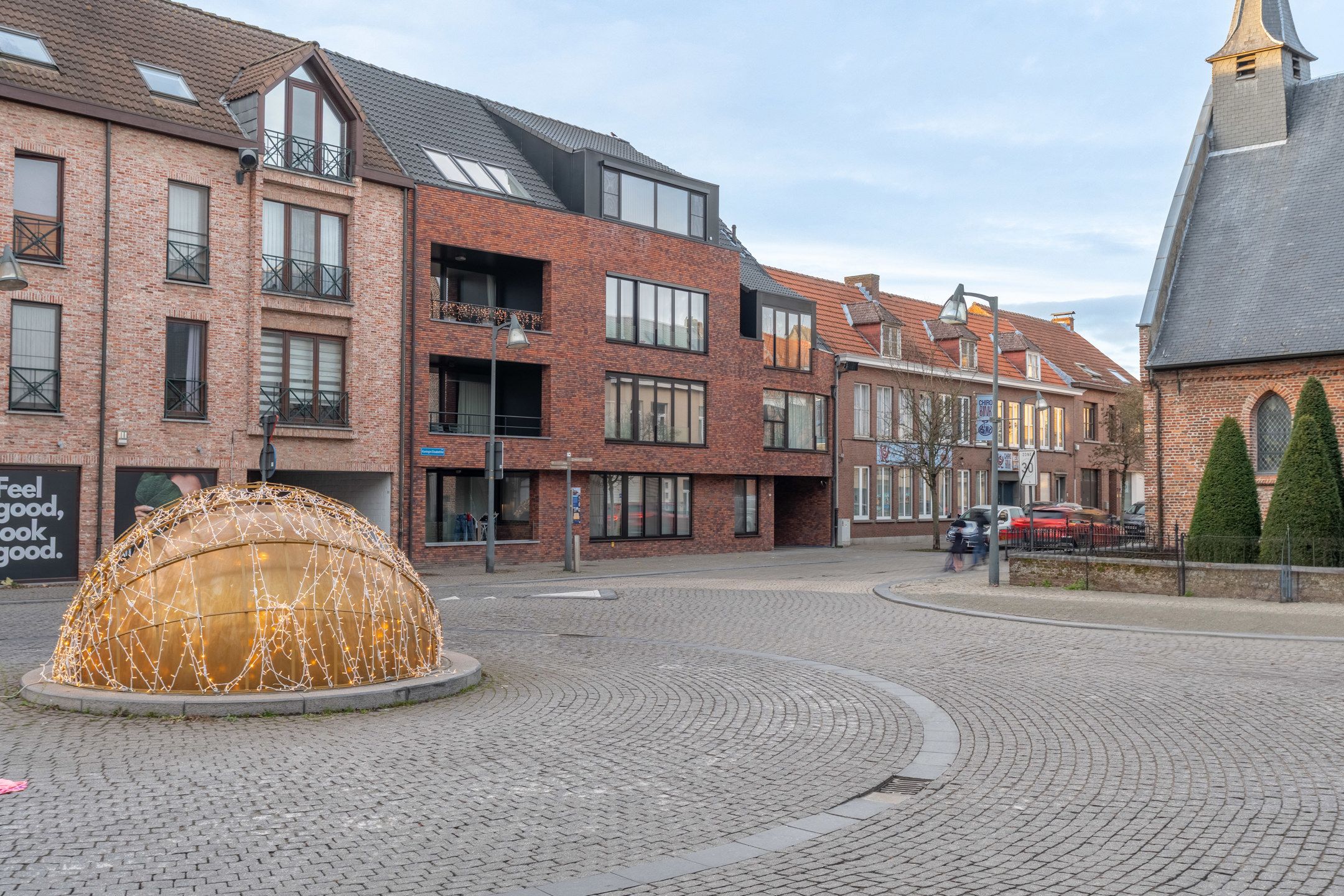 Zeer gunstig gelegen ondergrondse autostaanplaatsen te koop! foto 13