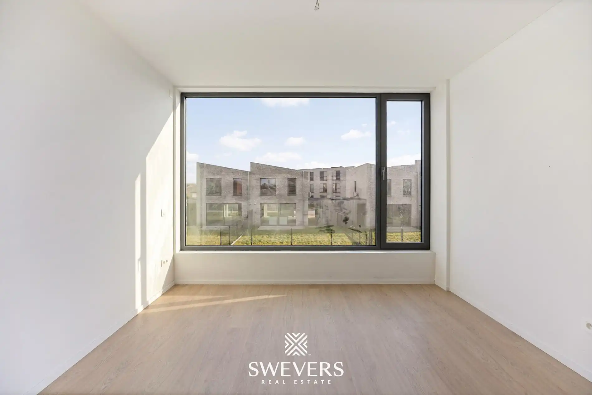 Moderne woning met open leefruimte en tuin foto 16