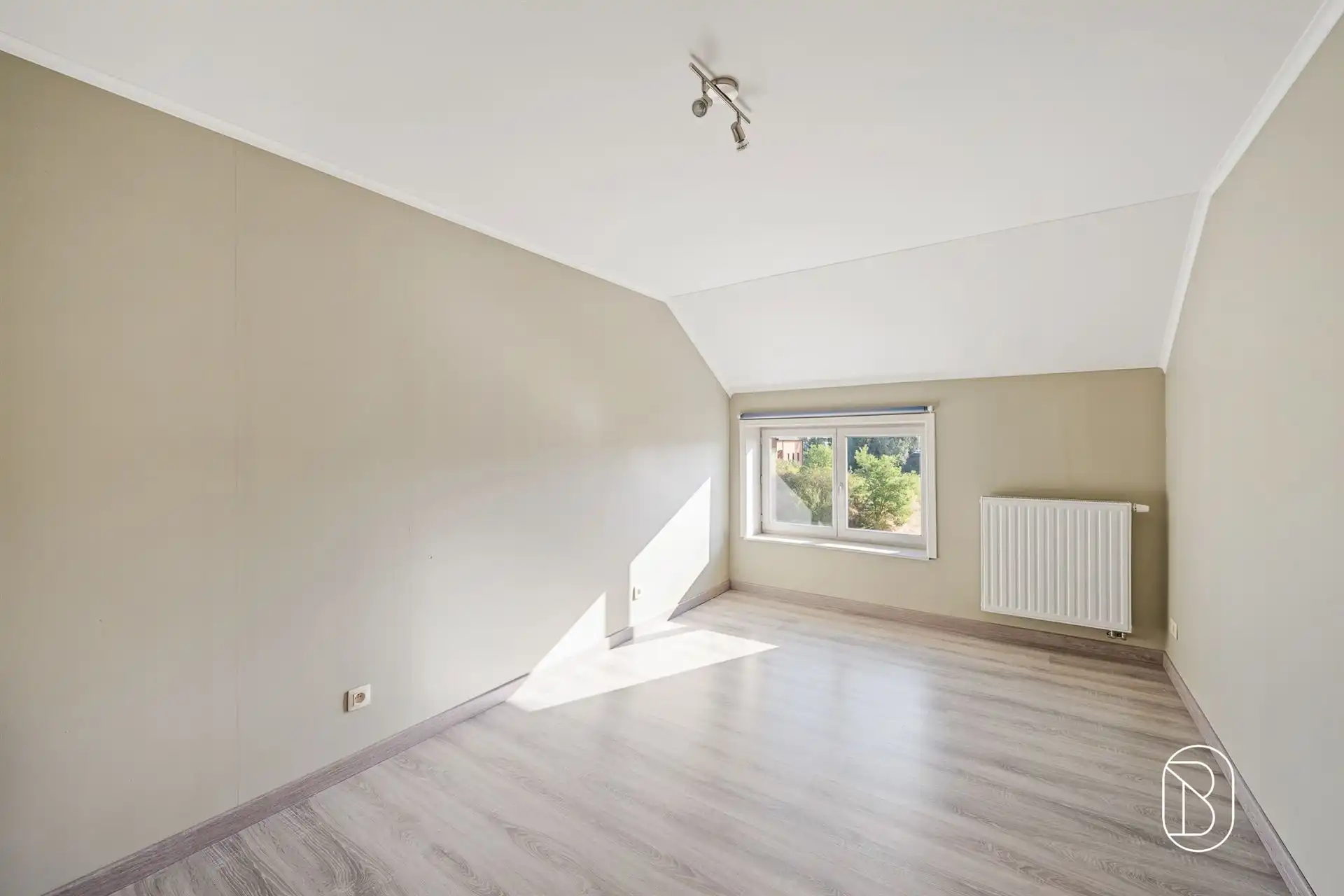 Commercieel gelegen winkel, woonst, magazijn en bouwgrond foto 15