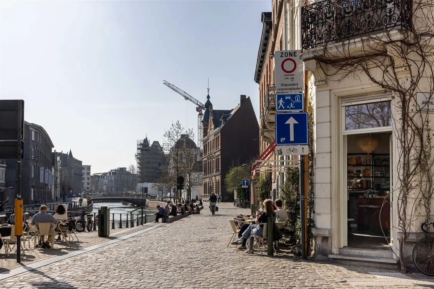 Horecapand met terras aan het water in hartje Gent foto 12