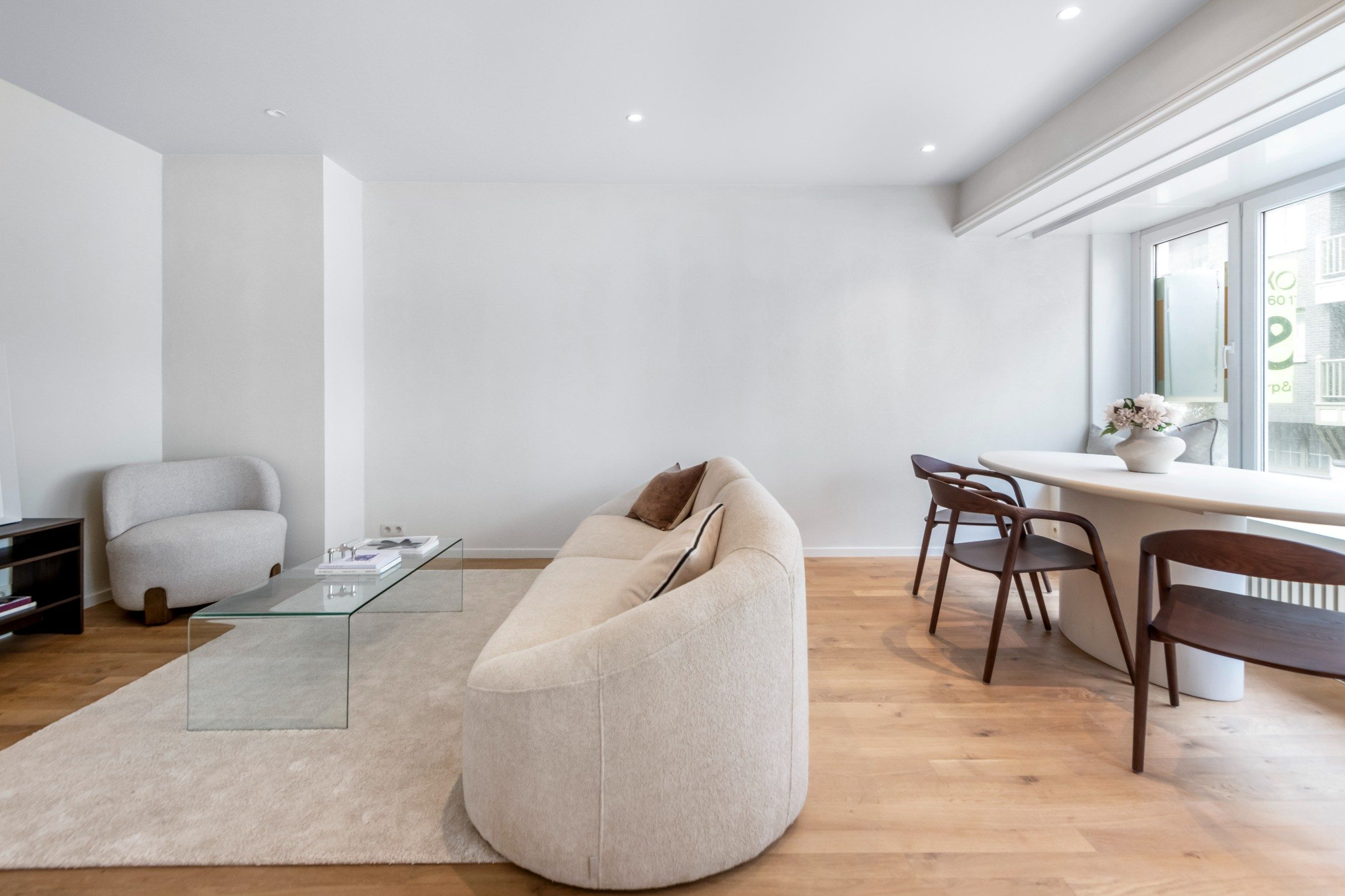 Prachtig gerenoveerd appartement rustig gelegen op de Zoutelaan vlakbij de winkels van de Dumortierlaan en de Lippenslaan. foto 5