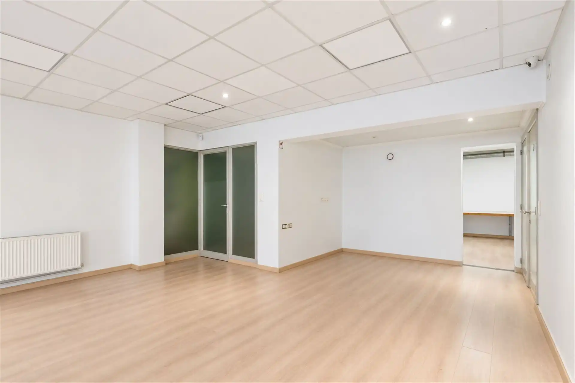 Handelspand met ruim duplex appartement, garage & terras foto 6
