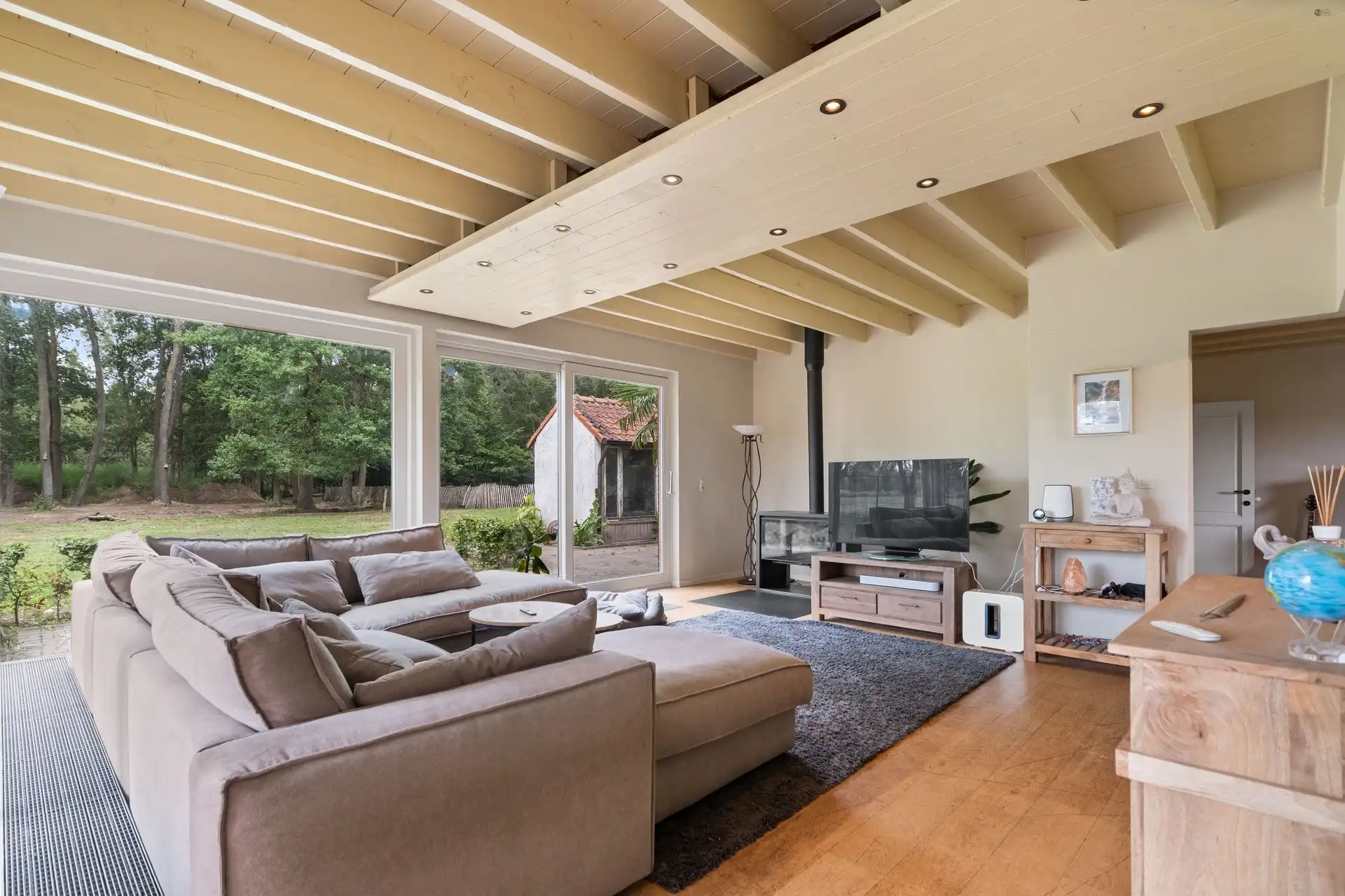 Unieke hoeve met bijgebouw op 19.459 m² grond, verscholen in het groen foto 4