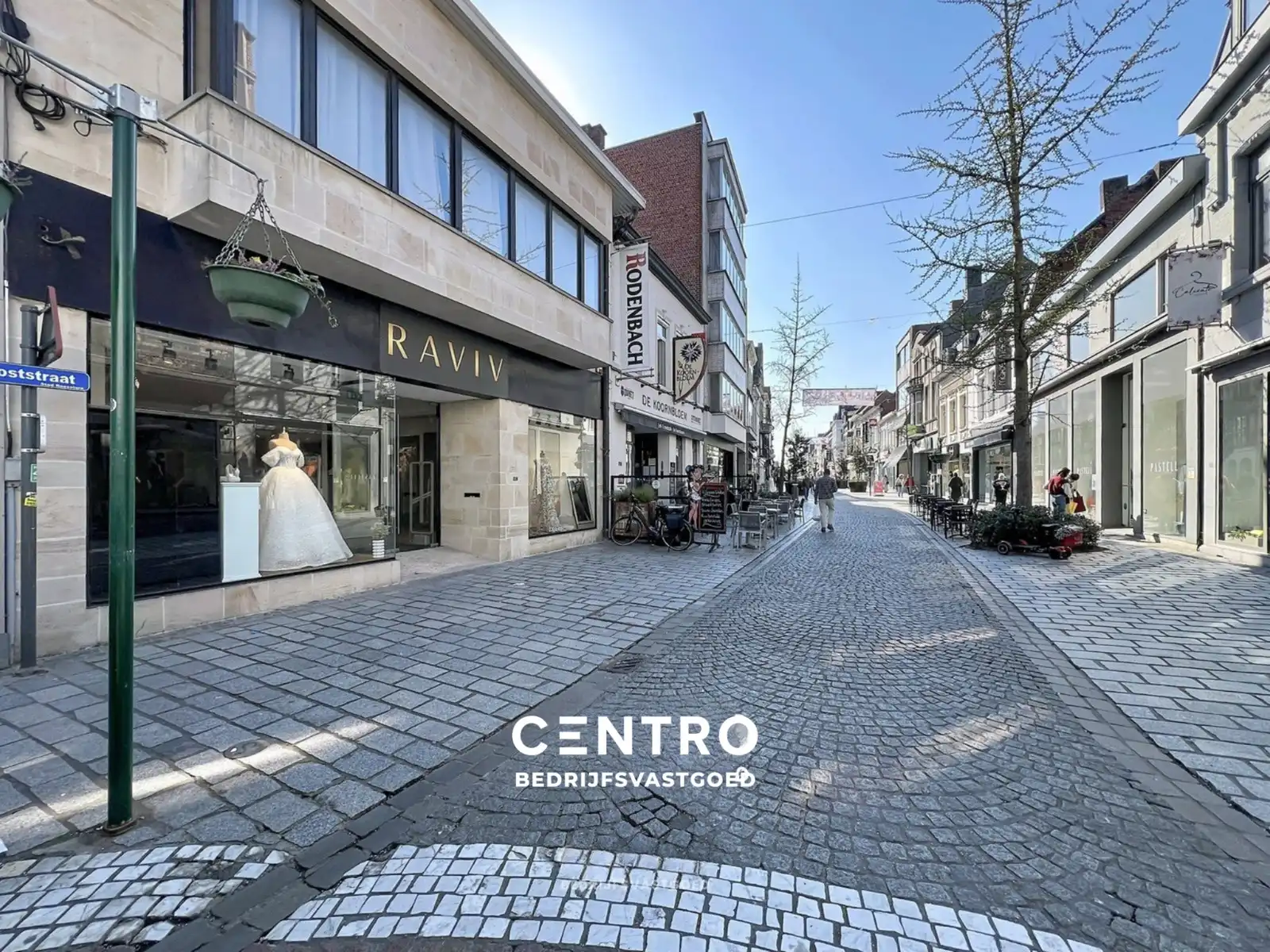 Handelspand met uitstraling (420 m² winkelruimte + extra stockruimte) te huur op topligging in OOSTSTRAAT, Roeselare. foto {{pictureIndex}}
