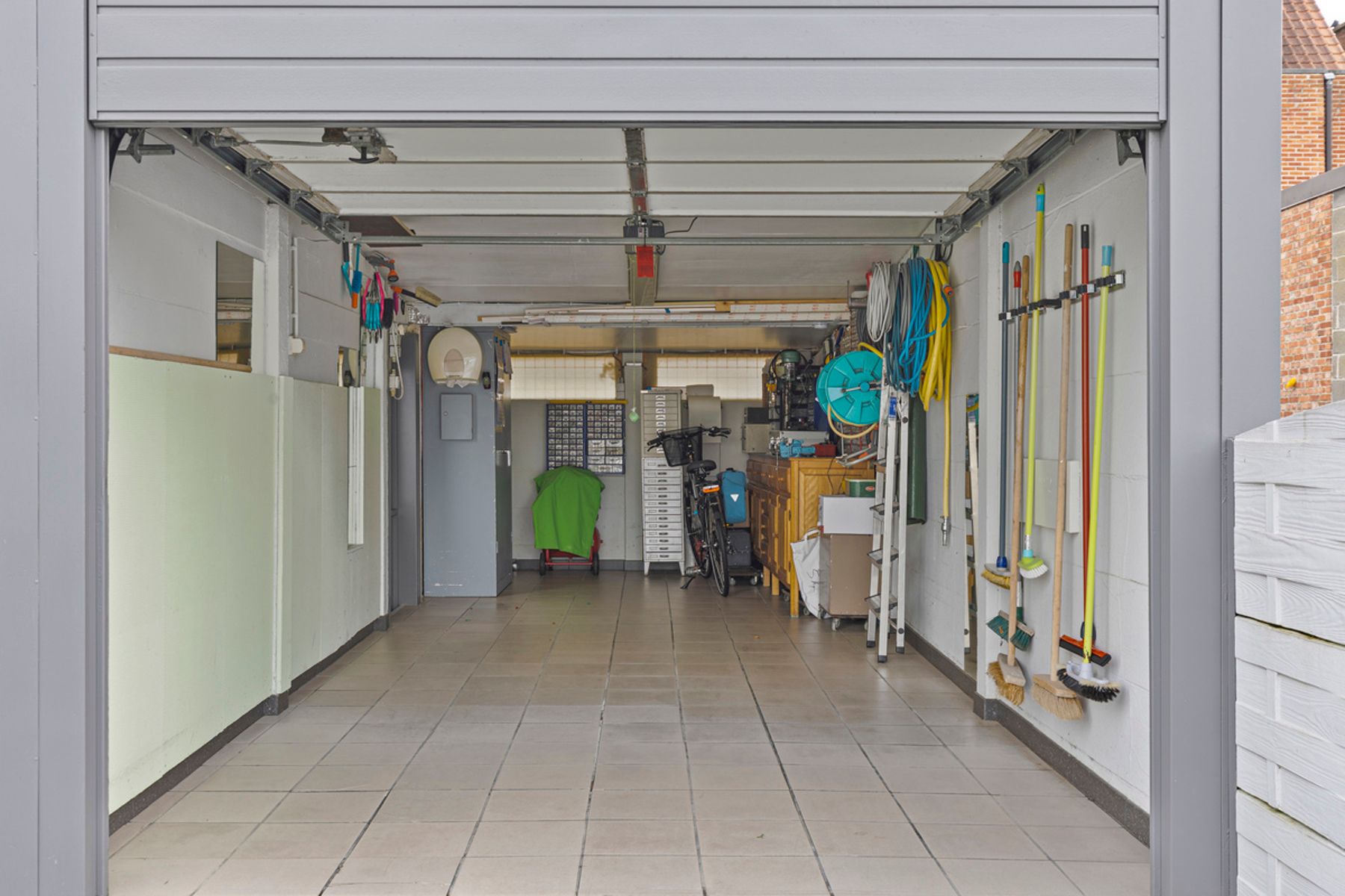 Instapklare centrumwoning met garage en autostaanplaats.  foto 27