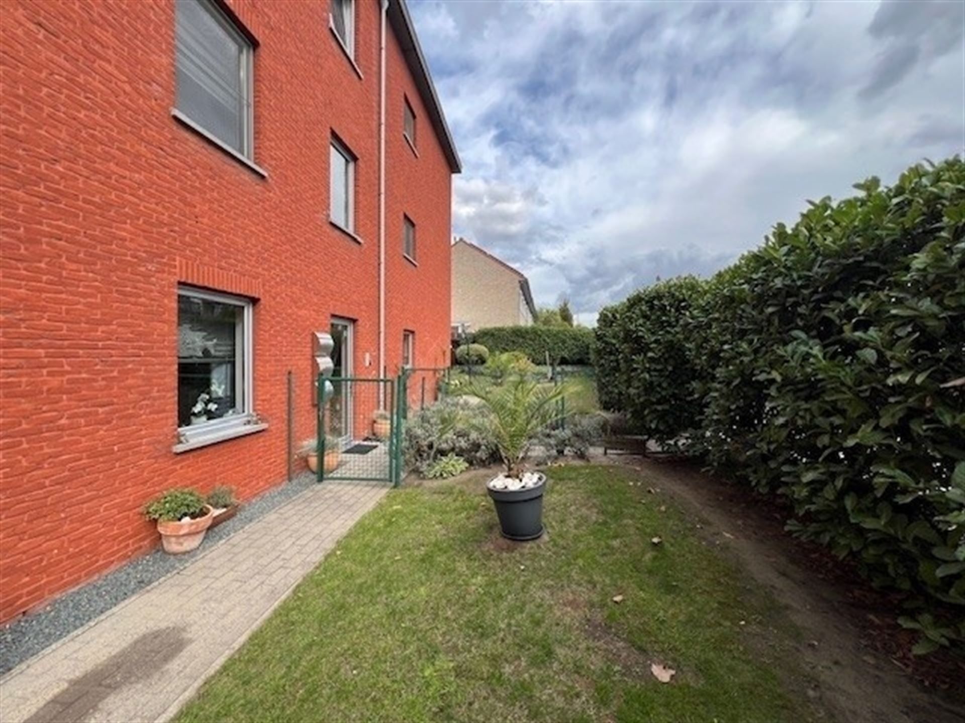 Stijlvol appartement met 2 slaapkamers en grote tuin! foto 17