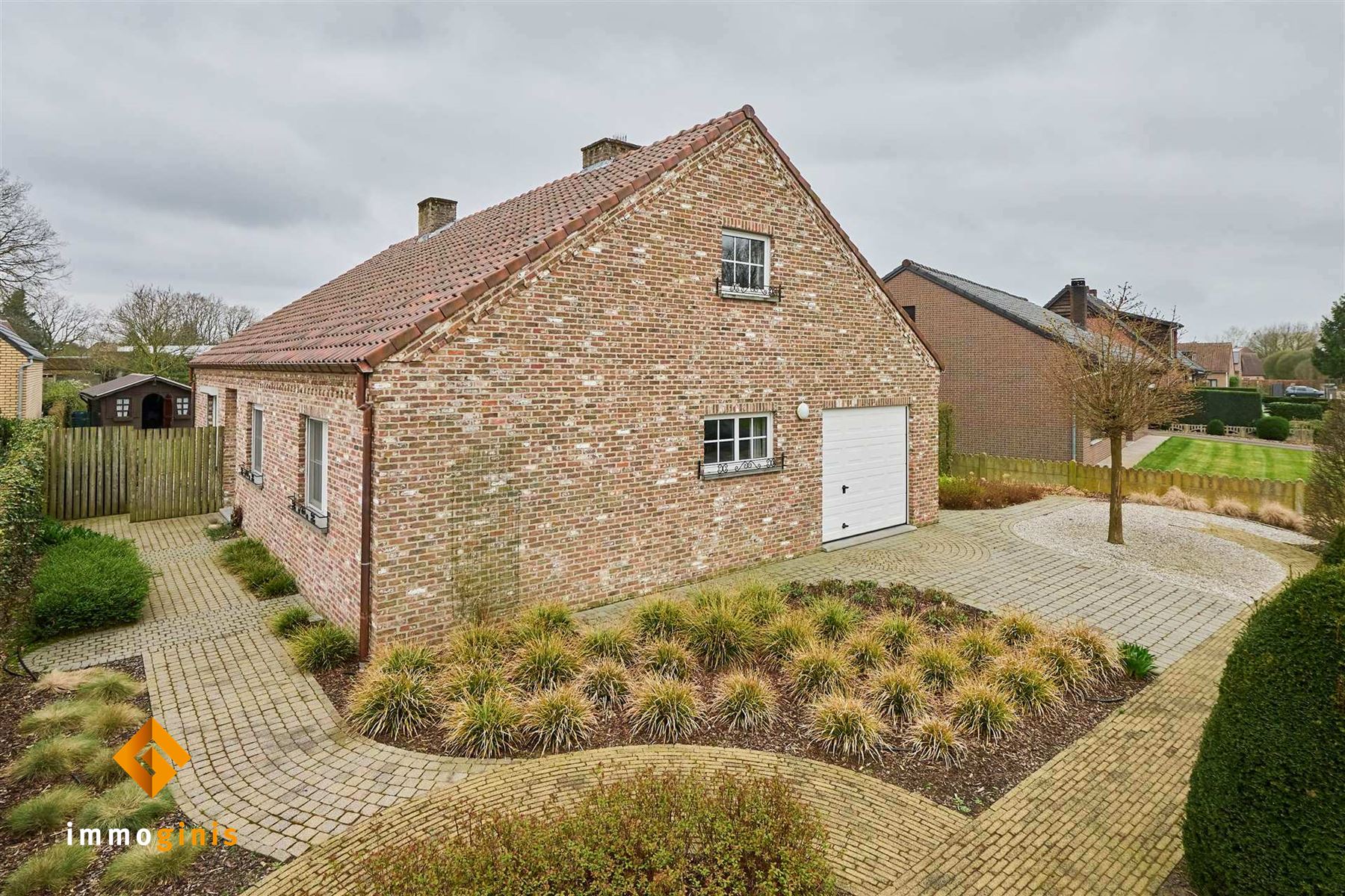 Zeer goed onderhouden woning met 2 slpks (+ mog. tot 2 à 3 extra kamers), overdekt terras en mooie tuin! foto {{pictureIndex}}