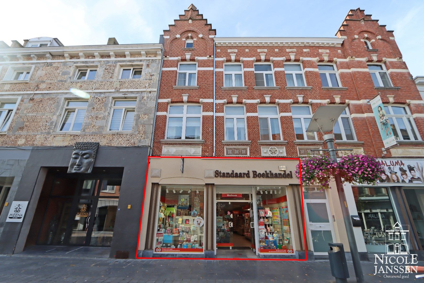 Mooi verzorgde en instapklare gelijkvloerse handelsruimte in centrum Maaseik foto {{pictureIndex}}