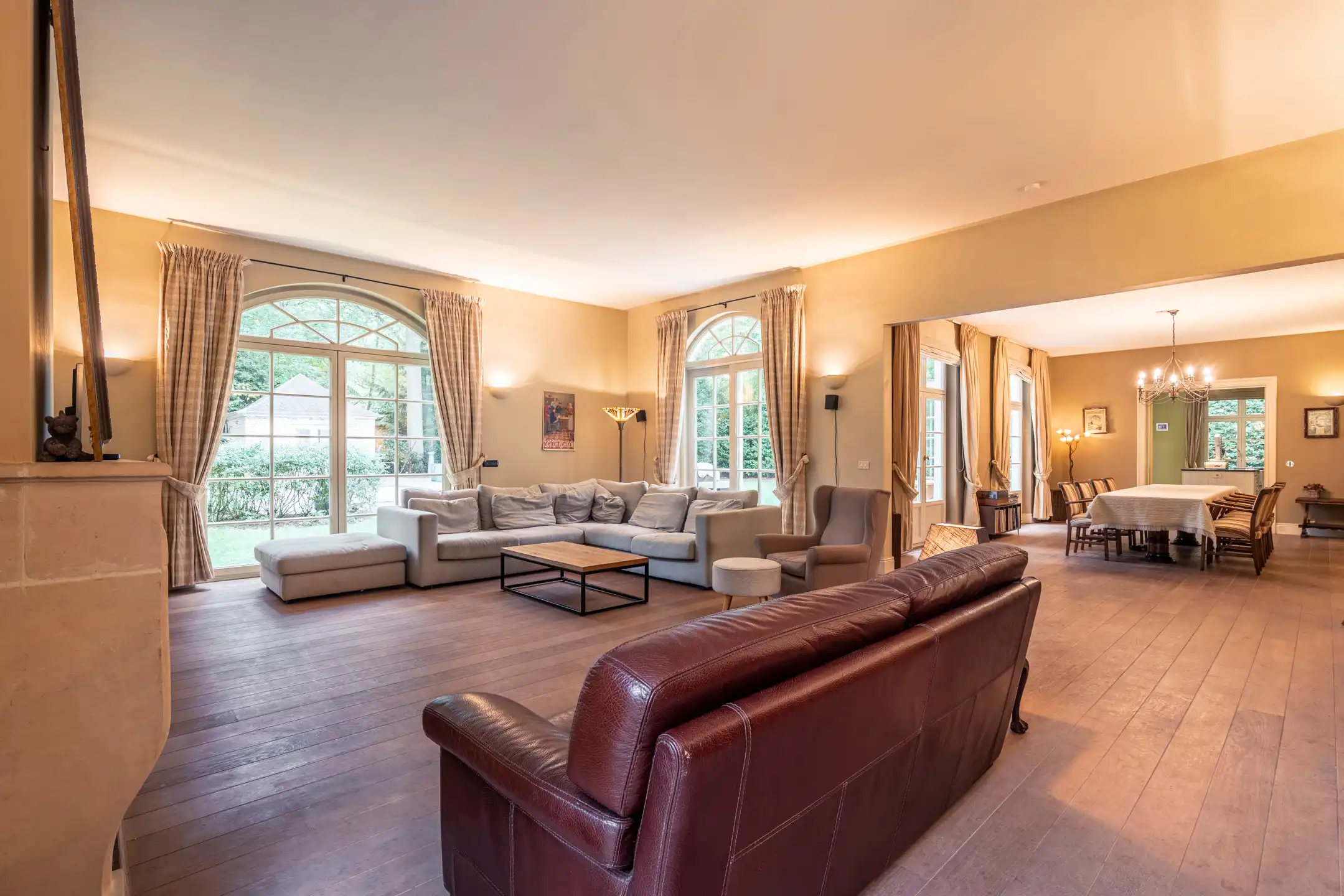 Ruime "manoir villa" gelegen in het gegeerde Hertebos te 's Gravenwezel. foto 14