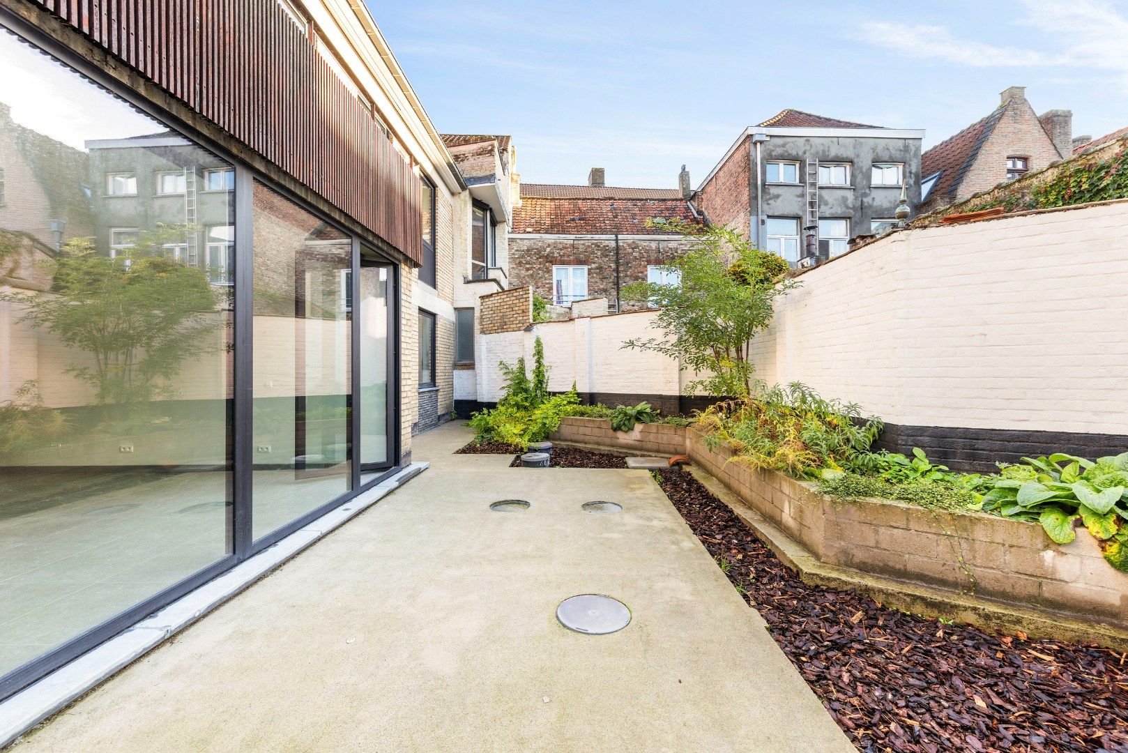 af te werken kangoeroewoning met binnentuin binnen de Brugse Reien foto 7