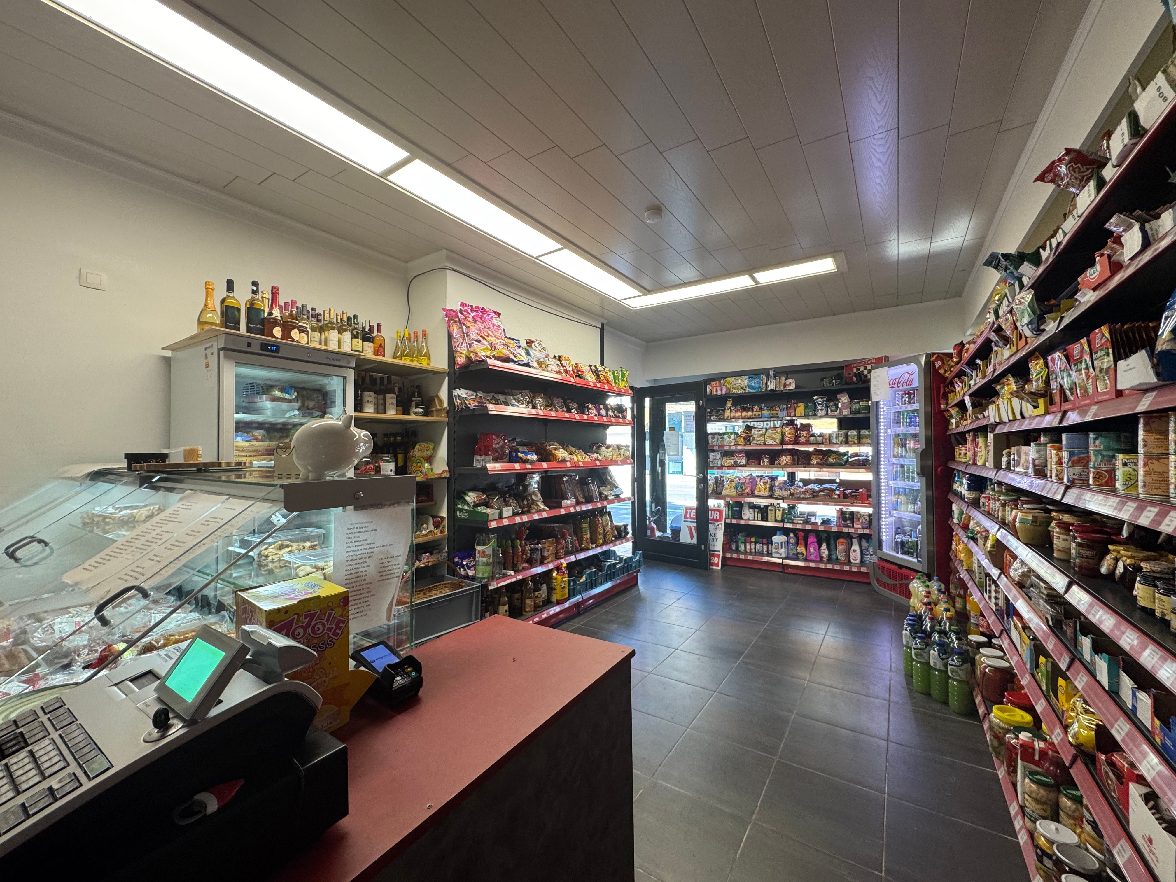 Handelsgelijkvloers 60m² aan drukke invalsweg Oostende foto 4