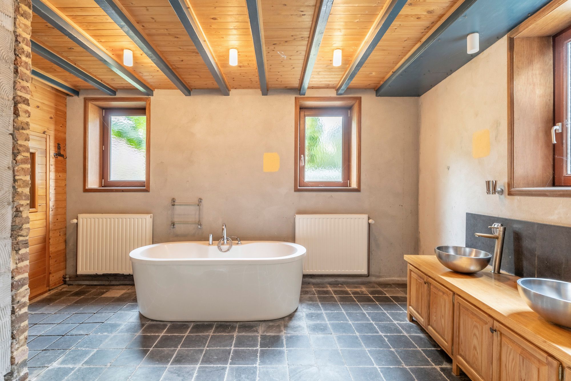 Deels Gerenoveerde Dorpshoeve met Veel Mogelijkheden foto 10