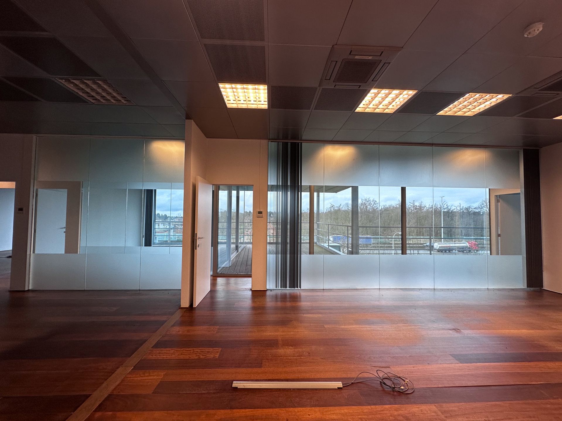 Modern Kantoor met Uitzicht en Strategische Ligging foto 11