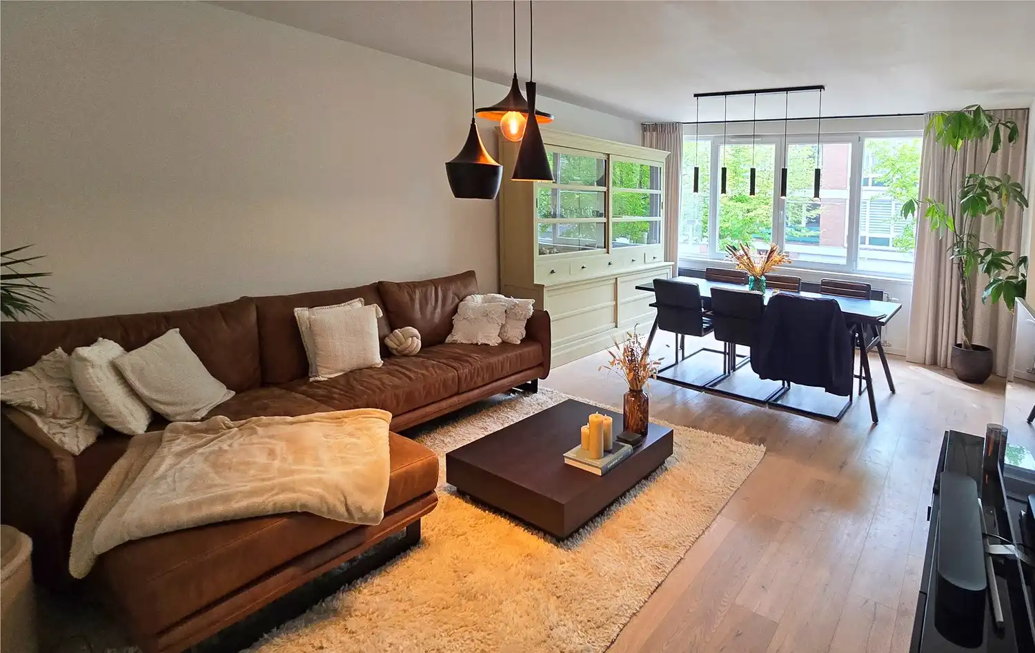Fijn en licht appartement met garagebox en staanplaats en prachtige tuin op uitstekende ligging te Kapellen foto {{pictureIndex}}