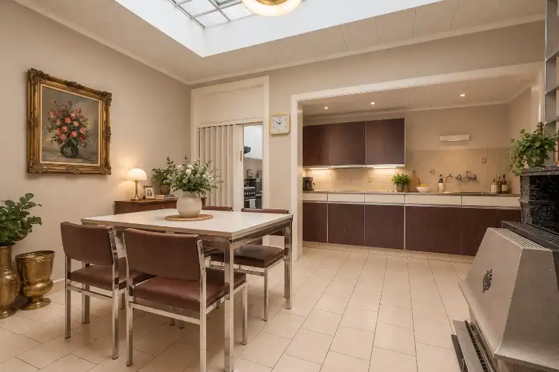 Te renoveren, centraal gelegen woning met 2 slaapkamers (4 mogelijk), tuin en oprit. foto 14