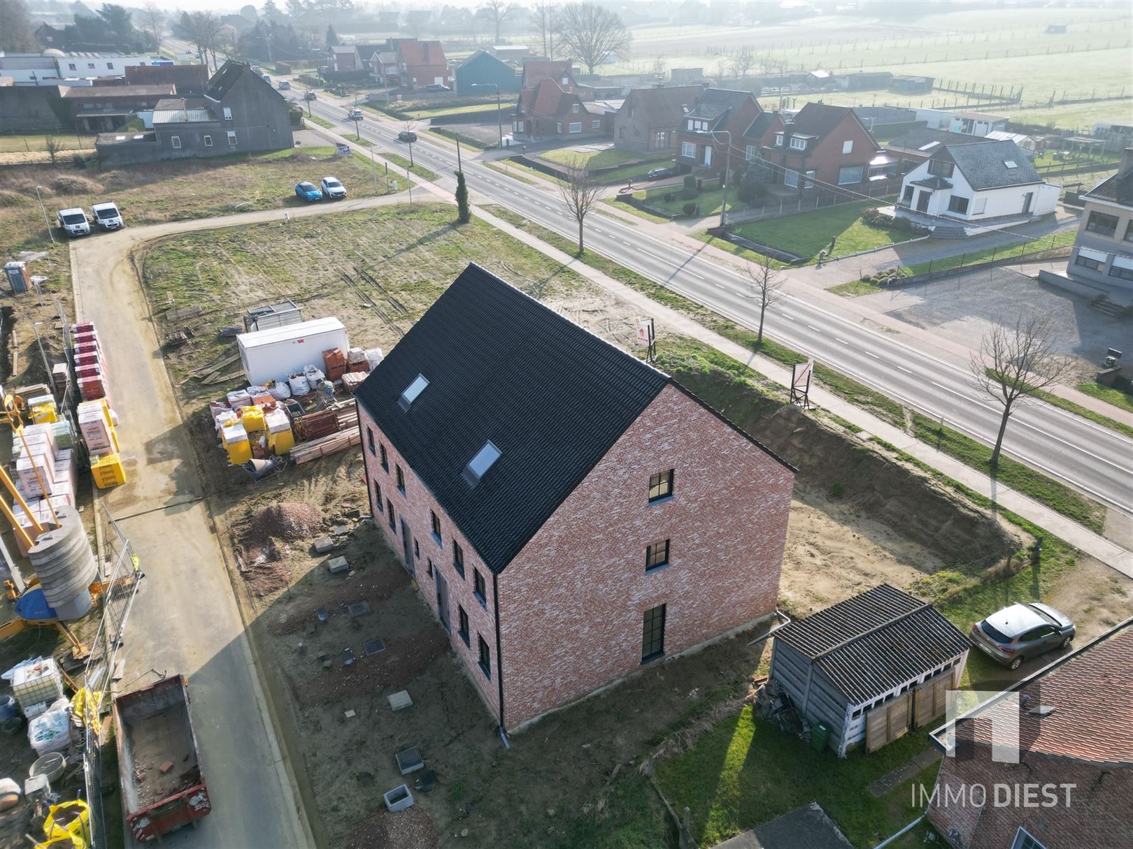 Verder af te werken nieuwbouwwoning met ruime leefruimtes en knappe zolder. foto 4