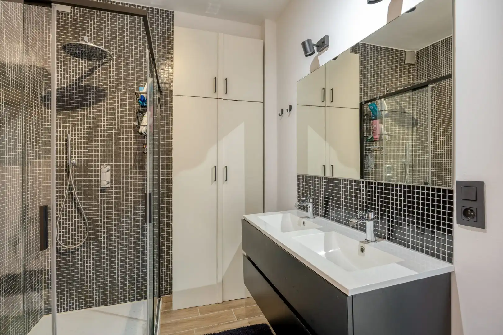 Hedendaags 2 slpk appartement met garage foto 12