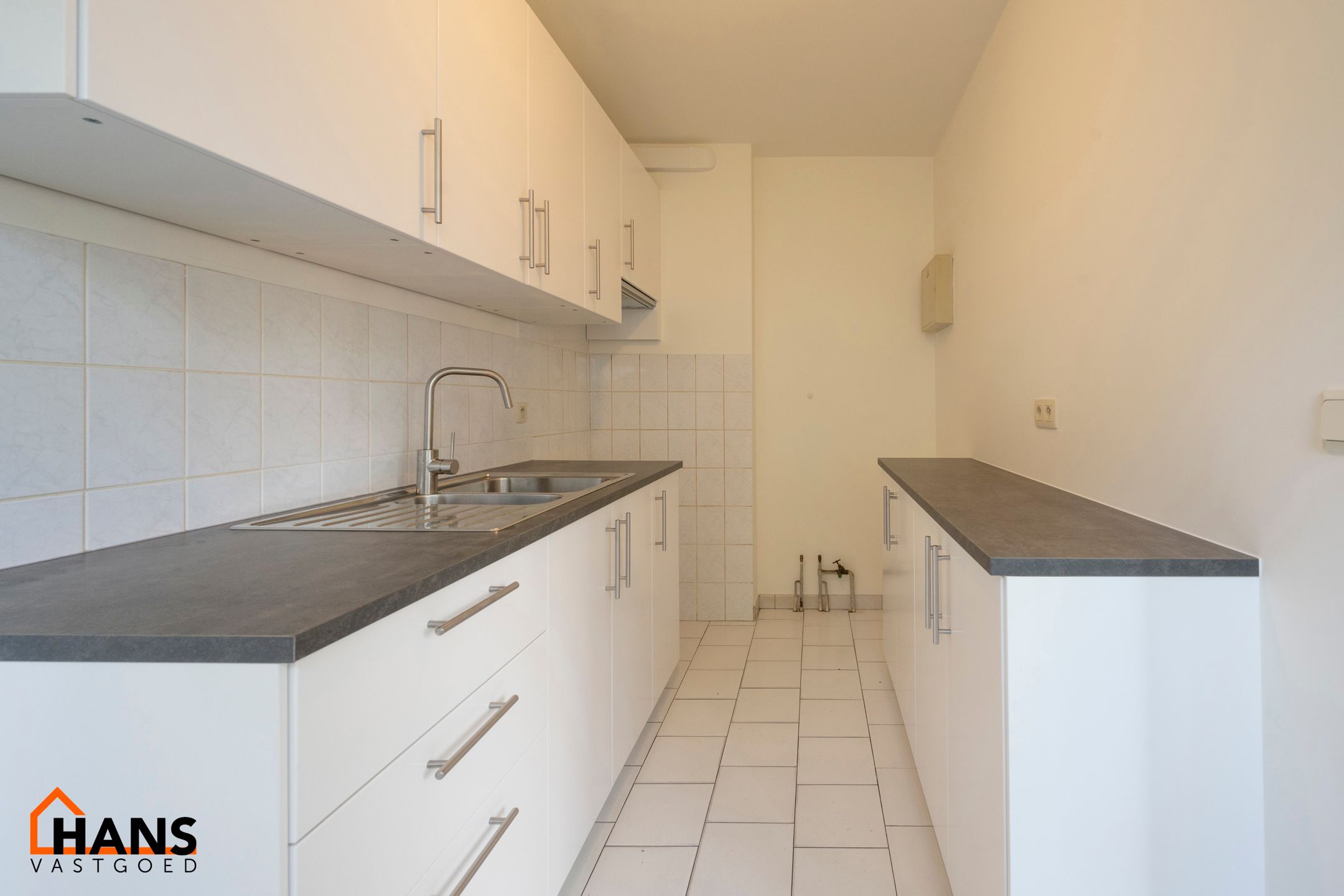 Opgefrist appartement met tuin en garage foto 4