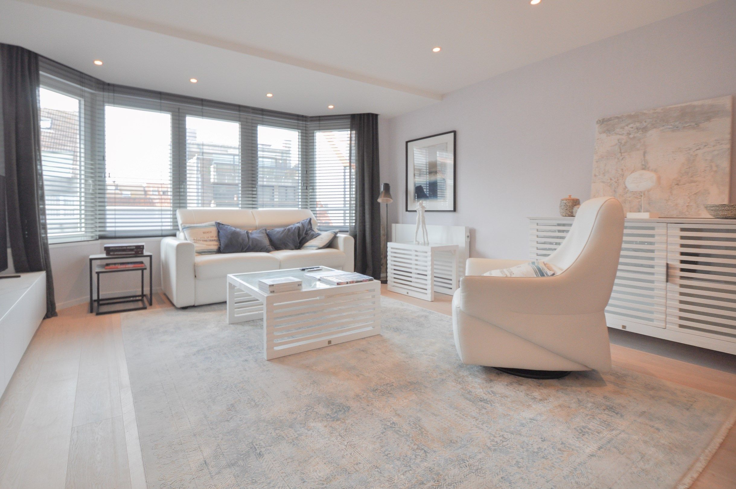 Volledig gerenoveerd appartement gelegen in het commercieel centrum. foto 4
