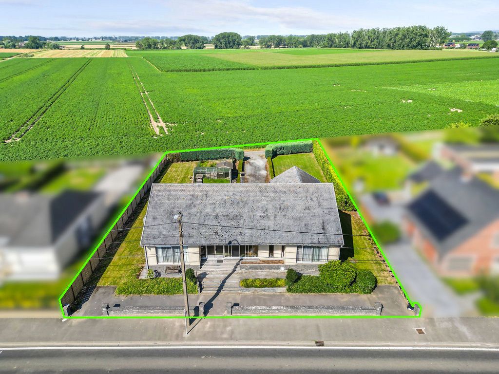 Ruime volledig onderkelderde woning foto 3