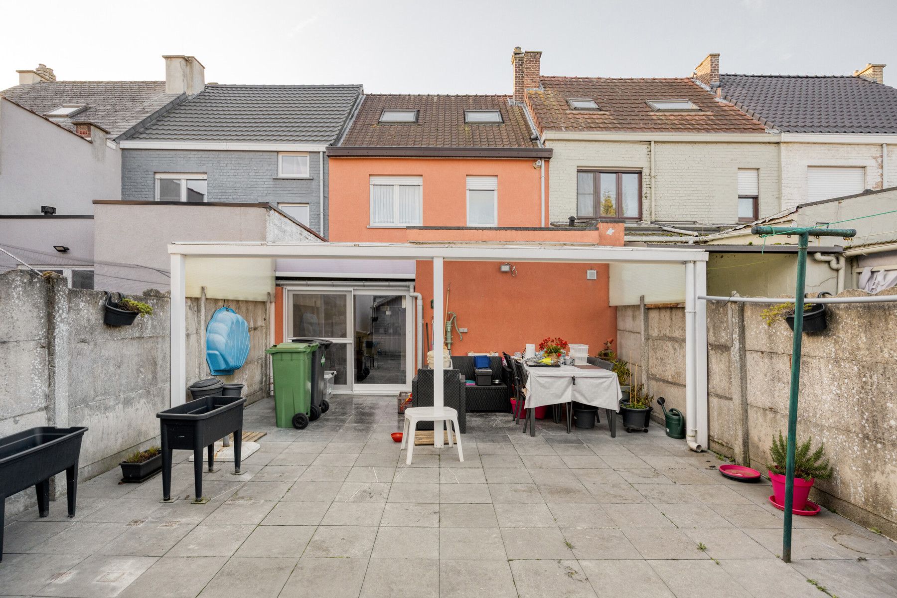 Leemans Immobiliën presenteert u  deze gerenoveerde, instapklare woning in het bruisende hart van Denderleeuw. foto 22