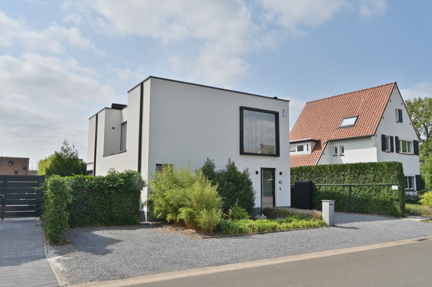 Moderne woning uit 2013 met 3 slaapkamers, 2 badkamers en buitenzwembad, gelegen in het mooie Meeswijk foto {{pictureIndex}}