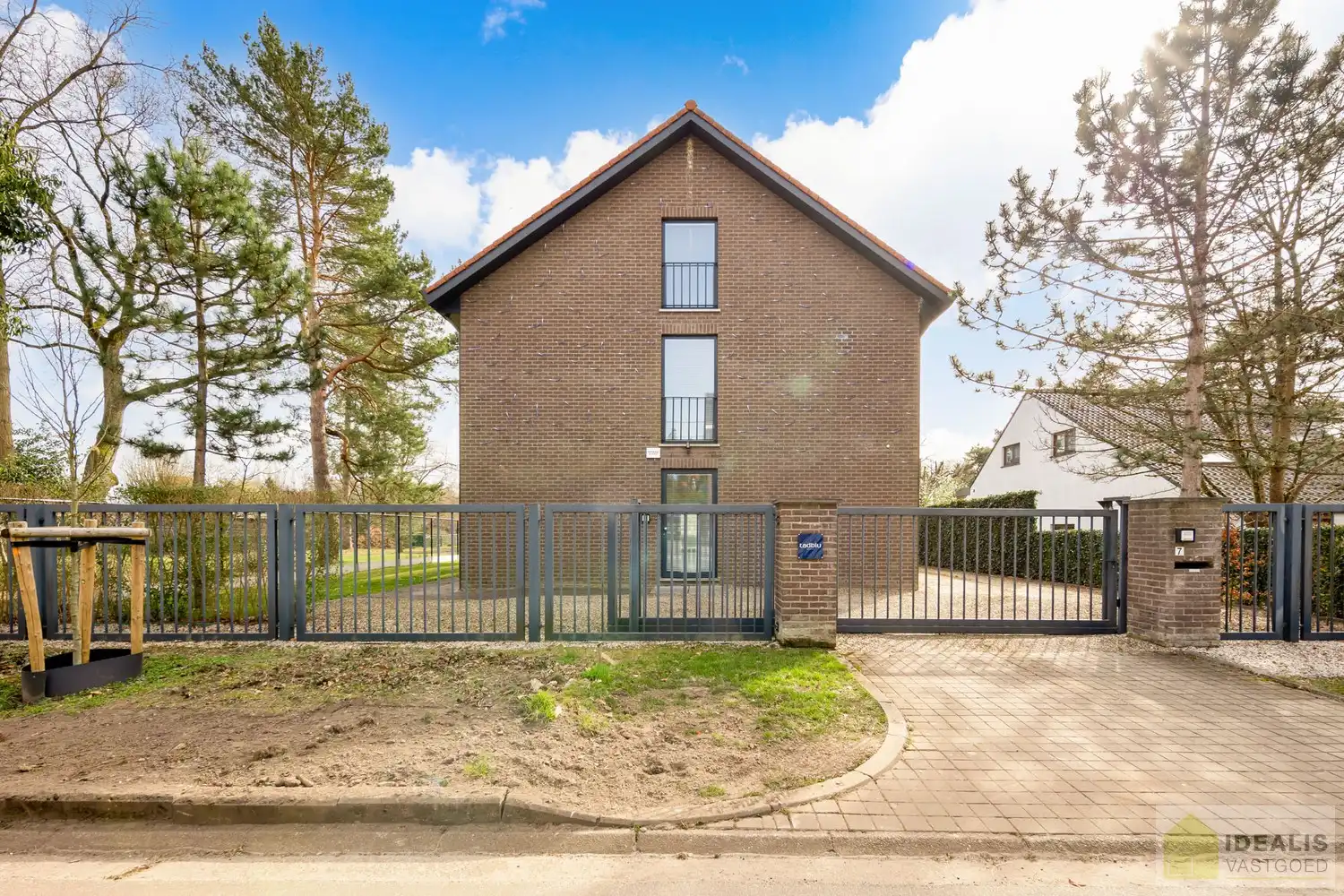 STATIG, STRAK EN UITERST RUIM COMPLEX MET HOOGSTAANDE AFWERKING EN OOG VOOR DETAIL. MOMENTEEL VOORZIEN VAN 3 SLAAPKAMERS, RIANTE LEEFRUIMTES ÉN UNIEKE LANDSCAPE KANTOORRUIMTES OP RESIDENTIËLE DOCH GUNSTIGE LOCATIE!! Dit exclusieve complex omvat maar liefst +-400m² netto bewoonbare oppervlakte! Kenmerkend aan dit statige pand is de unieke voorgevel die bezet is met keramische kunst van Pieter Stockmans. Gelegen op een residentiële locatie in een rustige woonstraat doch op enkele minuten van het centrum van Genk! foto 8