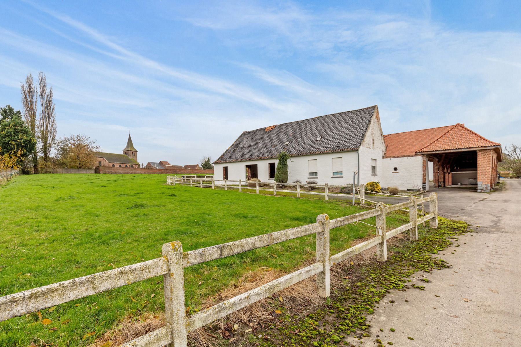 Hoofdfoto van de publicatie: Unieke vierkantshoeve met eindeloze mogelijkheden