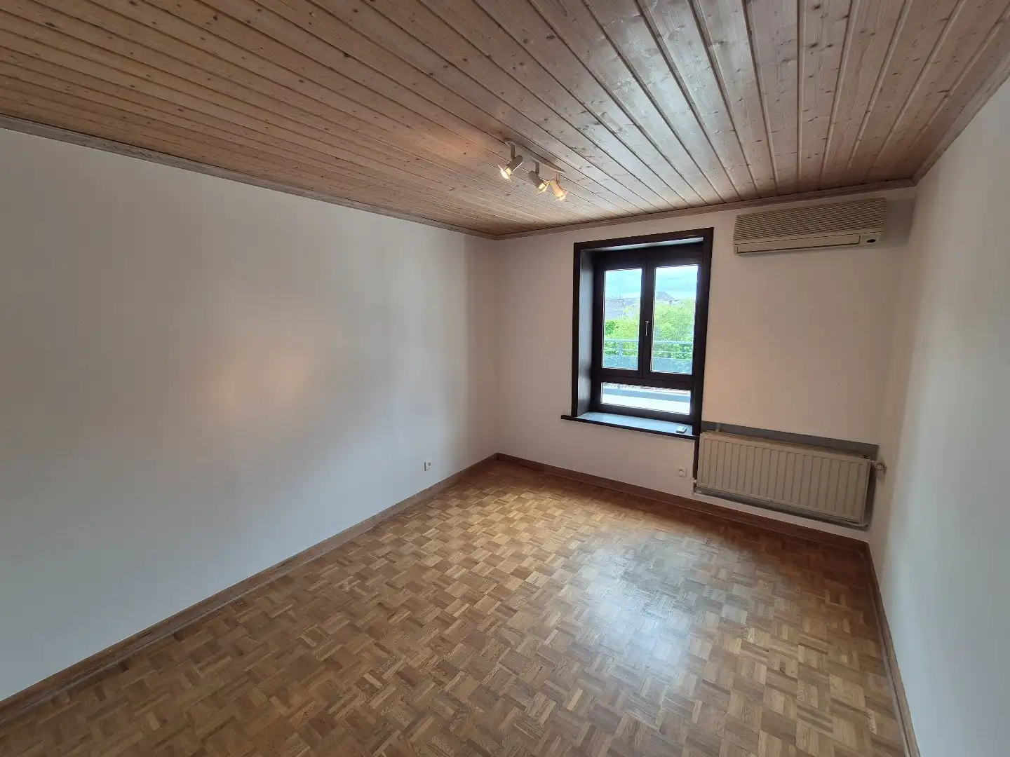 Ruim appartement met uitzonderlijk groot zonneterras in het centrum van Kortessem foto 9
