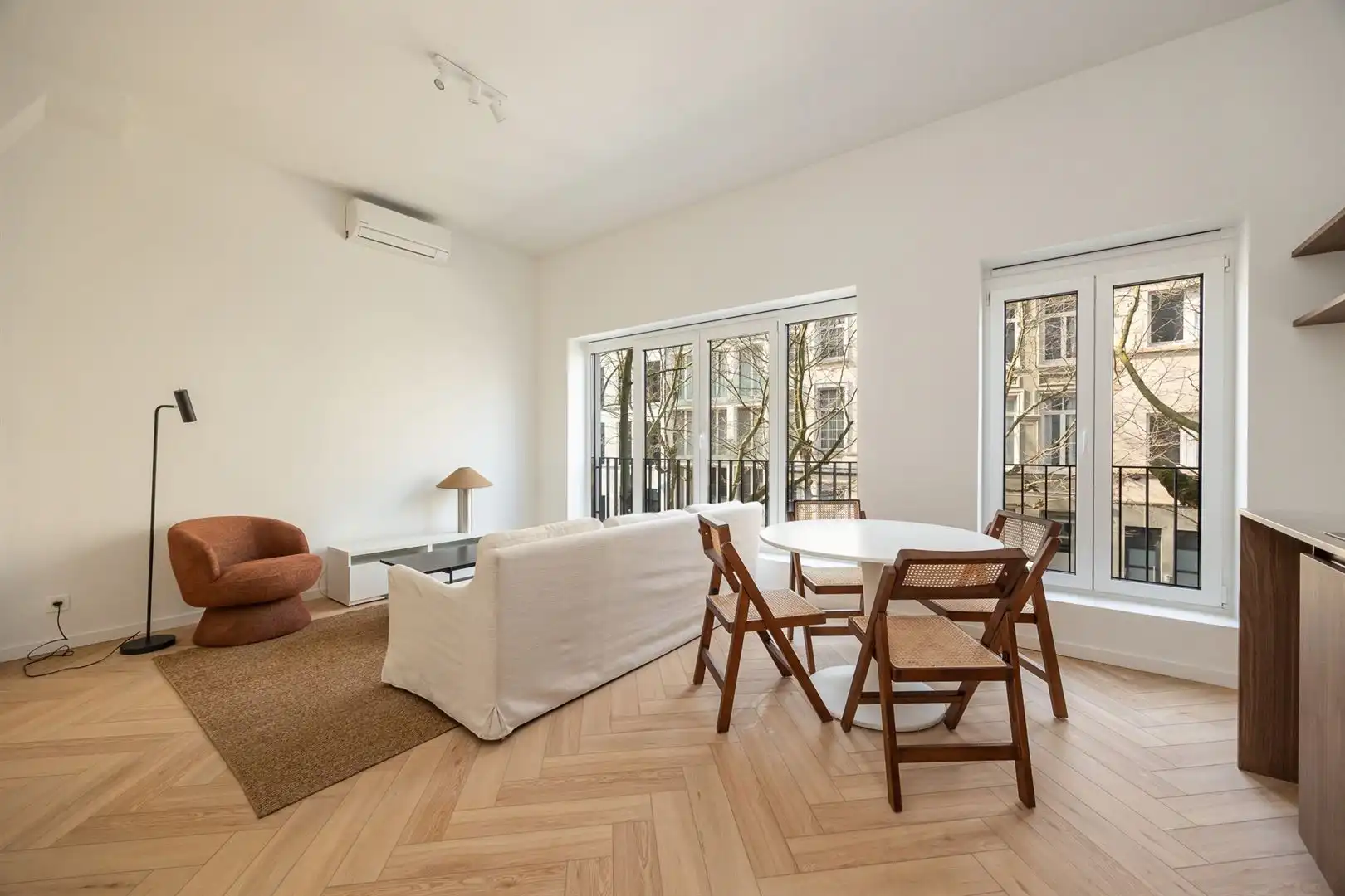 Gerenoveerd en een bemeubeld appartement met 1 slaapkamer.  foto {{pictureIndex}}