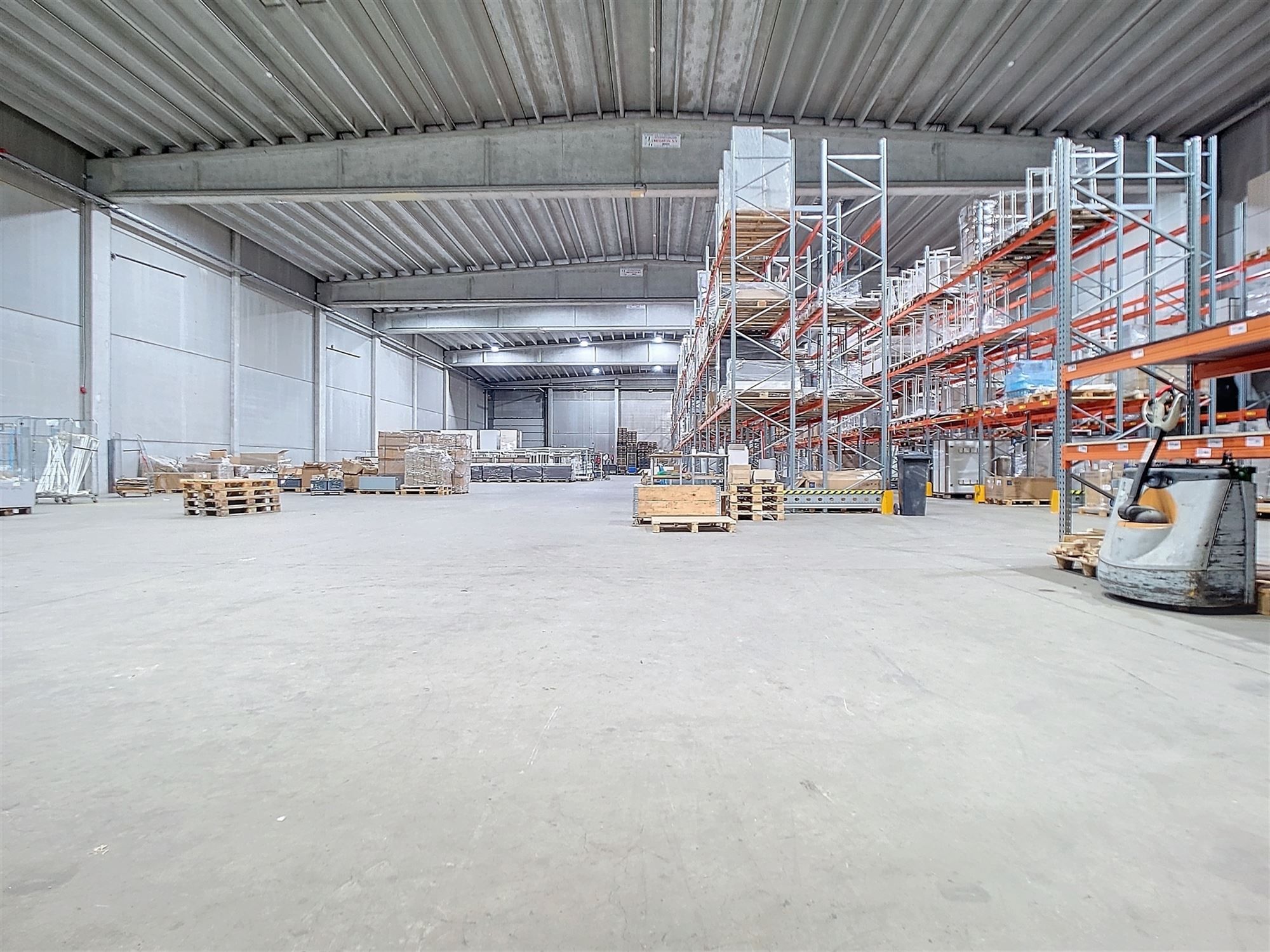 Ruim en Compleet Uitgerust Magazijn van 2000m² foto 3