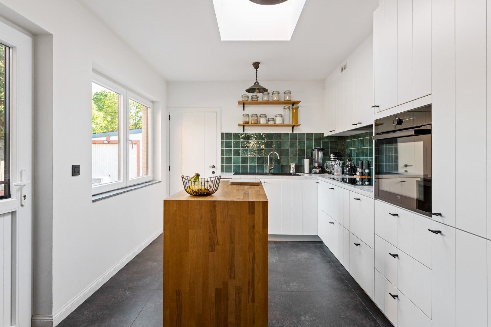 Recent totaal gerenoveerde instapklare woning (EPC A) met zonnige tuin en garage! foto 8