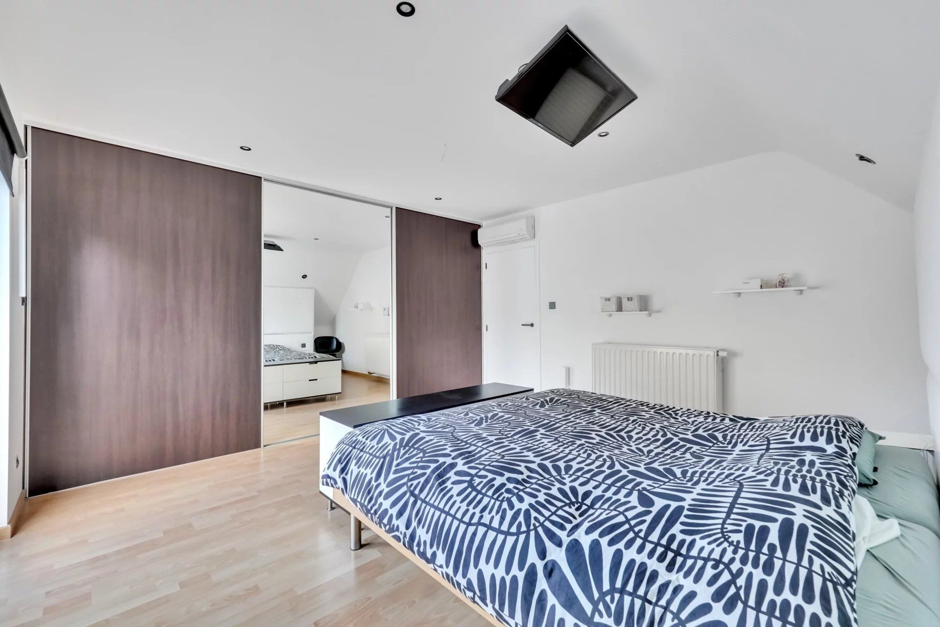 Ruime woning met zwembad op mooi groot perceel foto 24