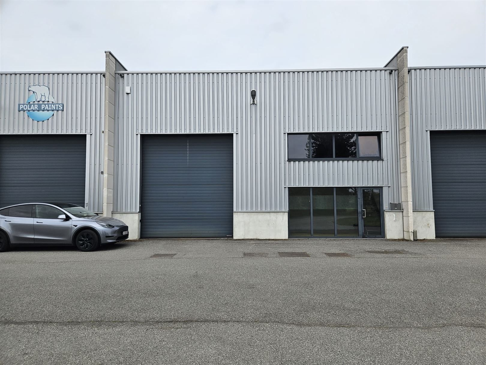 Instapklare KMO-unit met kantoren en ruime parkeergelegenheden foto {{pictureIndex}}