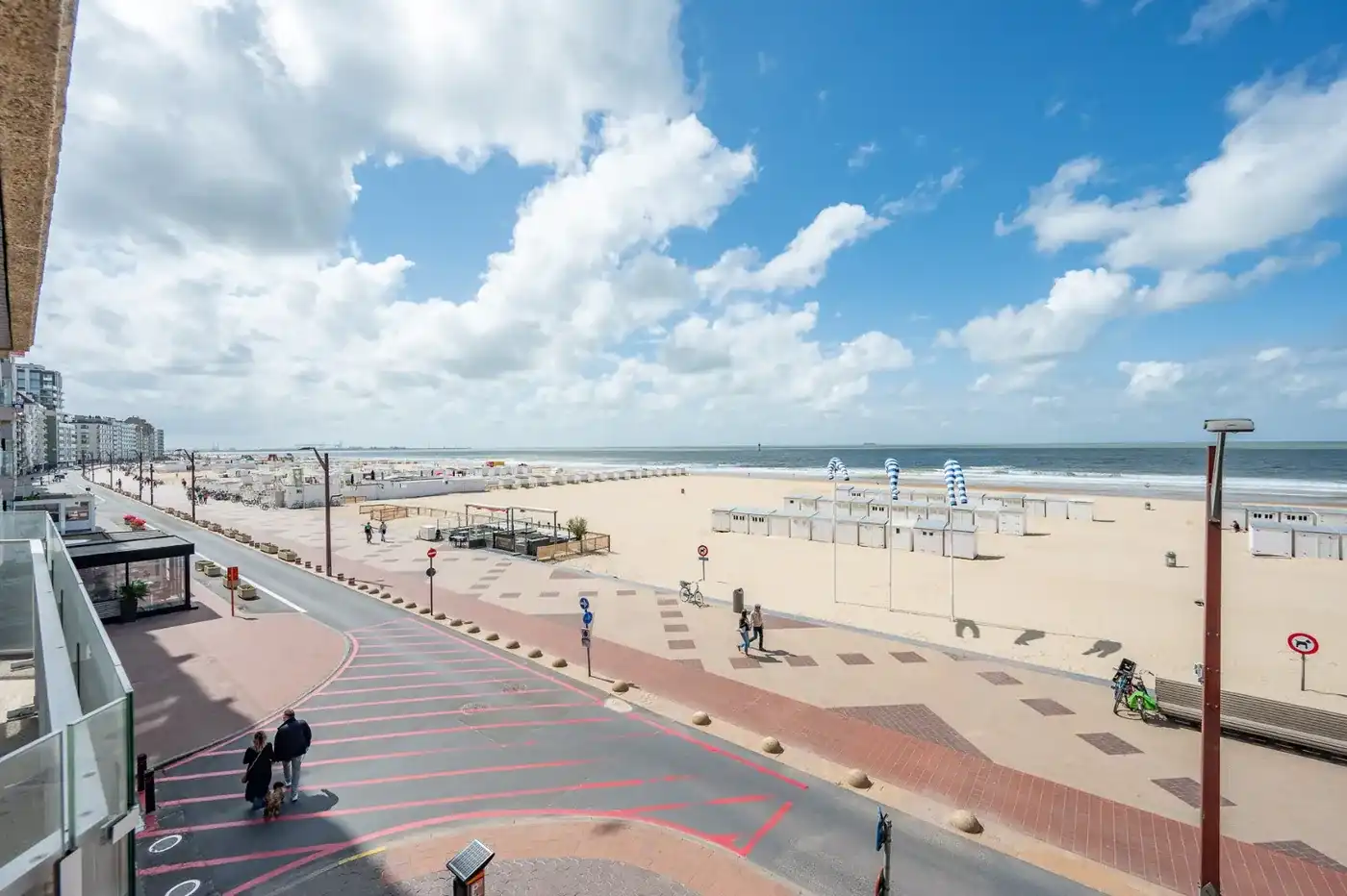 Exclusief gerenoveerd appartement met frontaal zeezicht op toplocatie in het Zoute foto 17