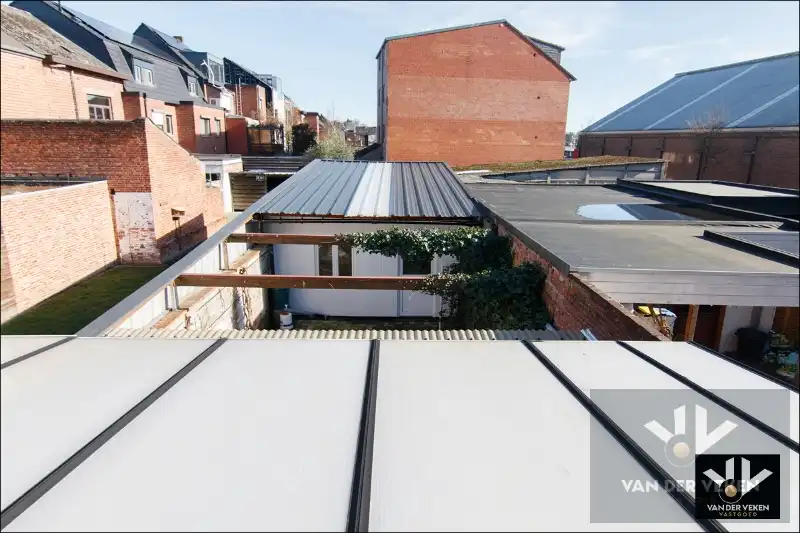 Ruime en goed gelegen te moderniseren rijwoning met gezellige binnekoer, garage en/of atelier foto 18